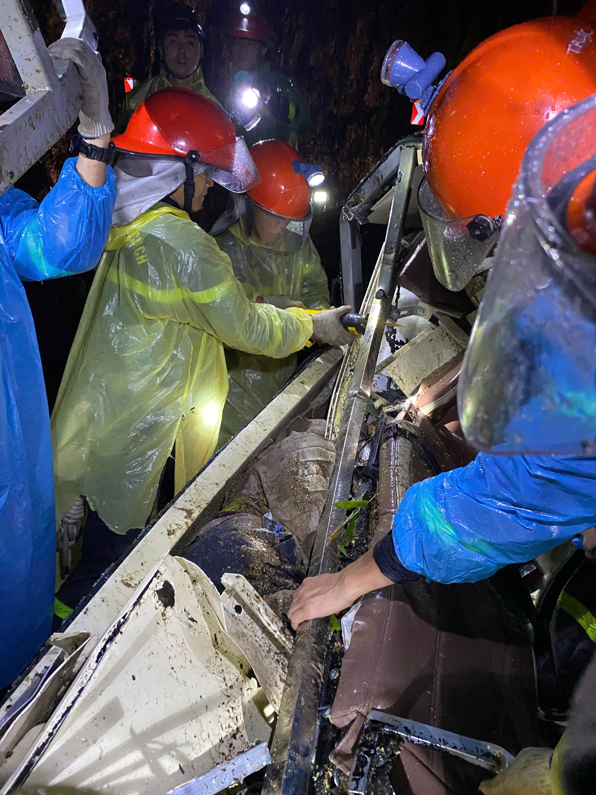 Hiện trường sạt lở núi đè ô tô khách ở đèo Khánh Lê, ít nhất 6 người chết - 6