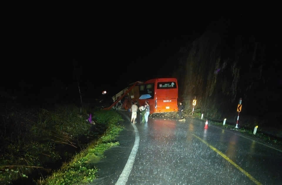 Hiện trường sạt lở núi đè ô tô khách ở đèo Khánh Lê, ít nhất 6 người chết - 2