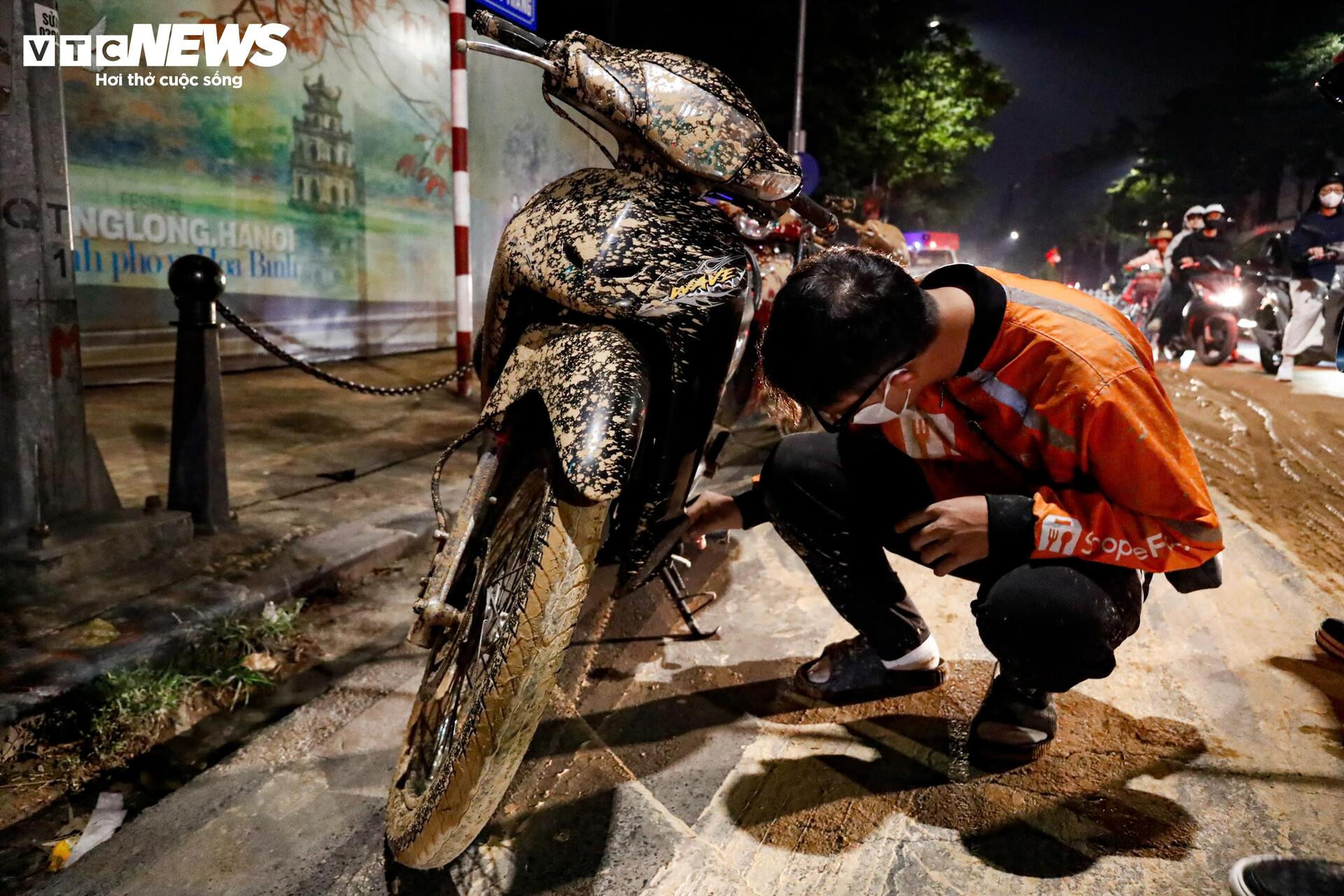 Bùn nhão tràn khắp đường, hàng loạt xe máy ngã sõng soài ở Hà Nội - 8