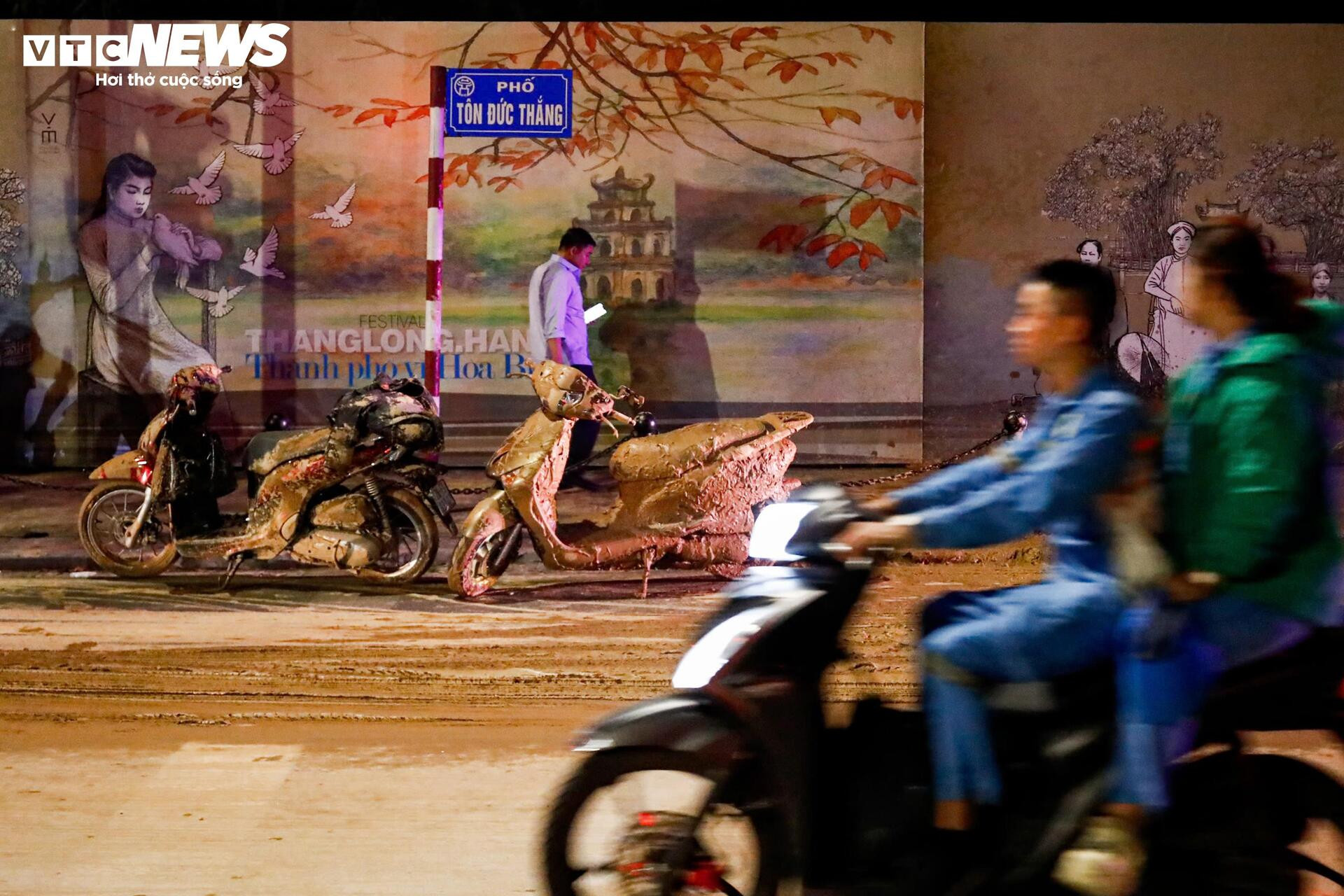 Bùn nhão tràn khắp đường, hàng loạt xe máy ngã sõng soài ở Hà Nội - 12