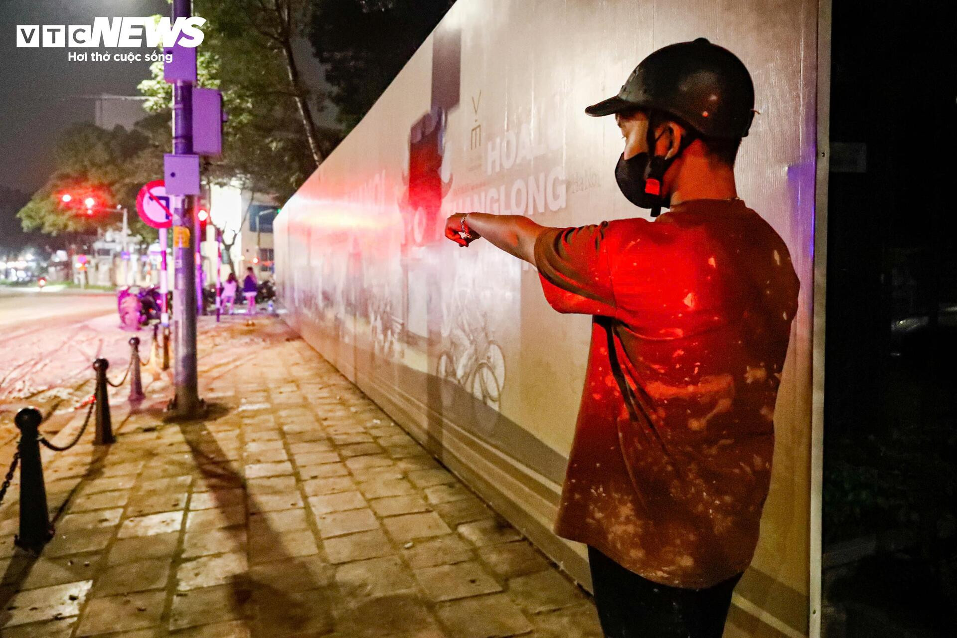 Bùn nhão tràn khắp đường, hàng loạt xe máy ngã sõng soài ở Hà Nội - 9