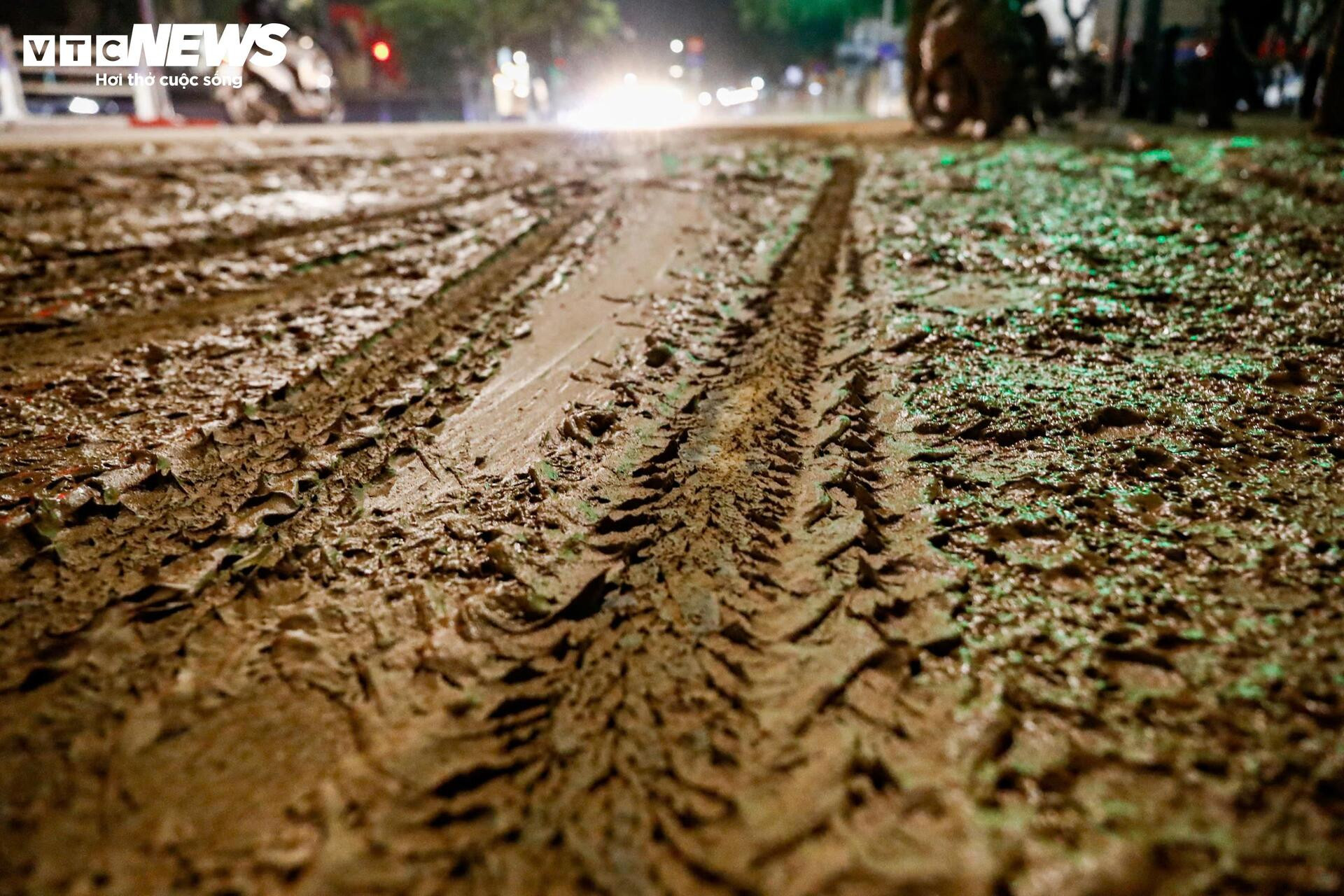 Bùn nhão tràn khắp đường, hàng loạt xe máy ngã sõng soài ở Hà Nội - 11