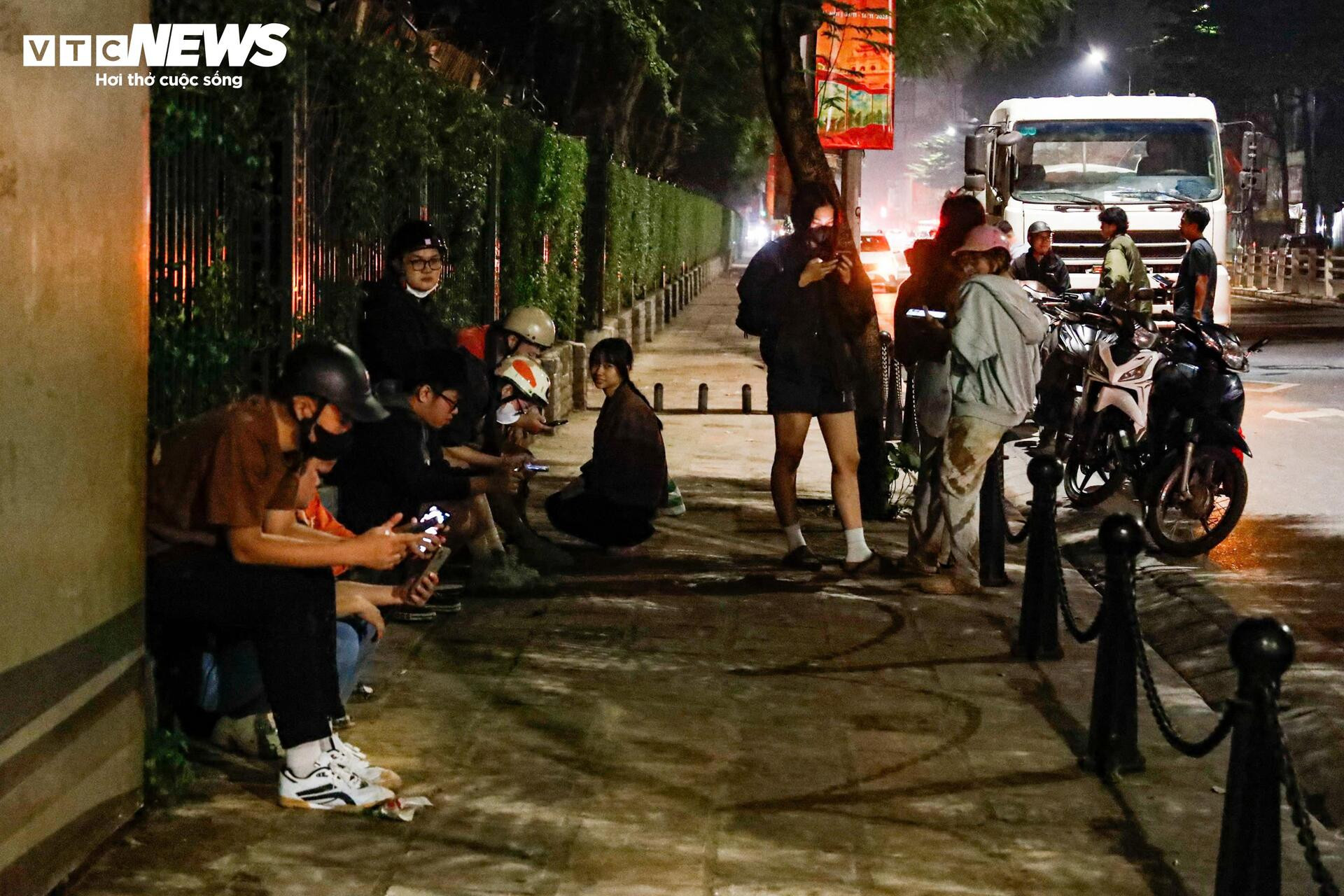 Bùn nhão tràn khắp đường, hàng loạt xe máy ngã sõng soài ở Hà Nội - 4