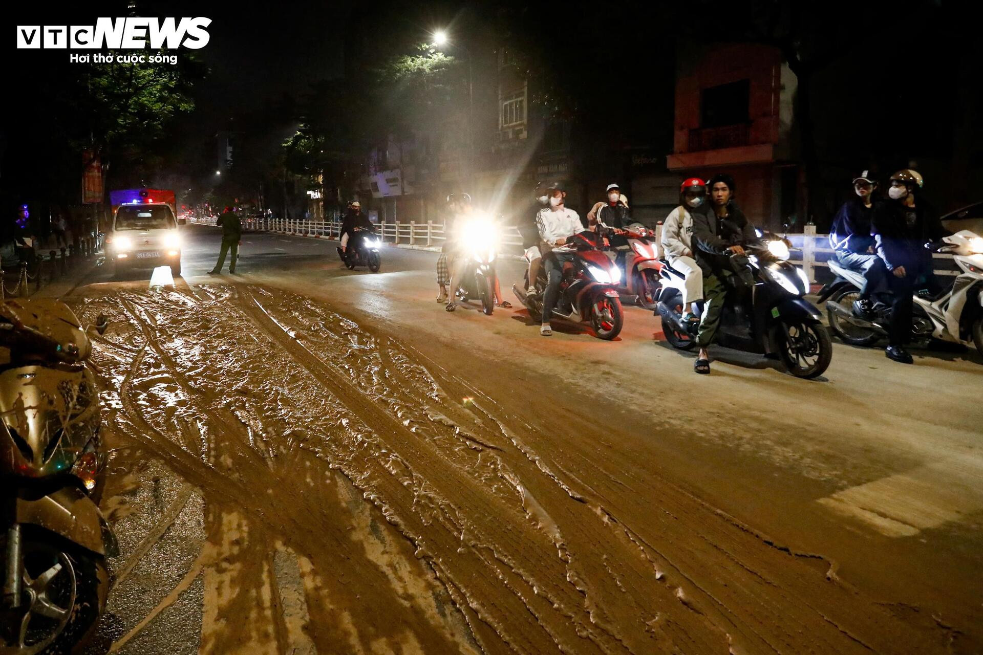 Bùn nhão tràn khắp đường, hàng loạt xe máy ngã sõng soài ở Hà Nội - 1