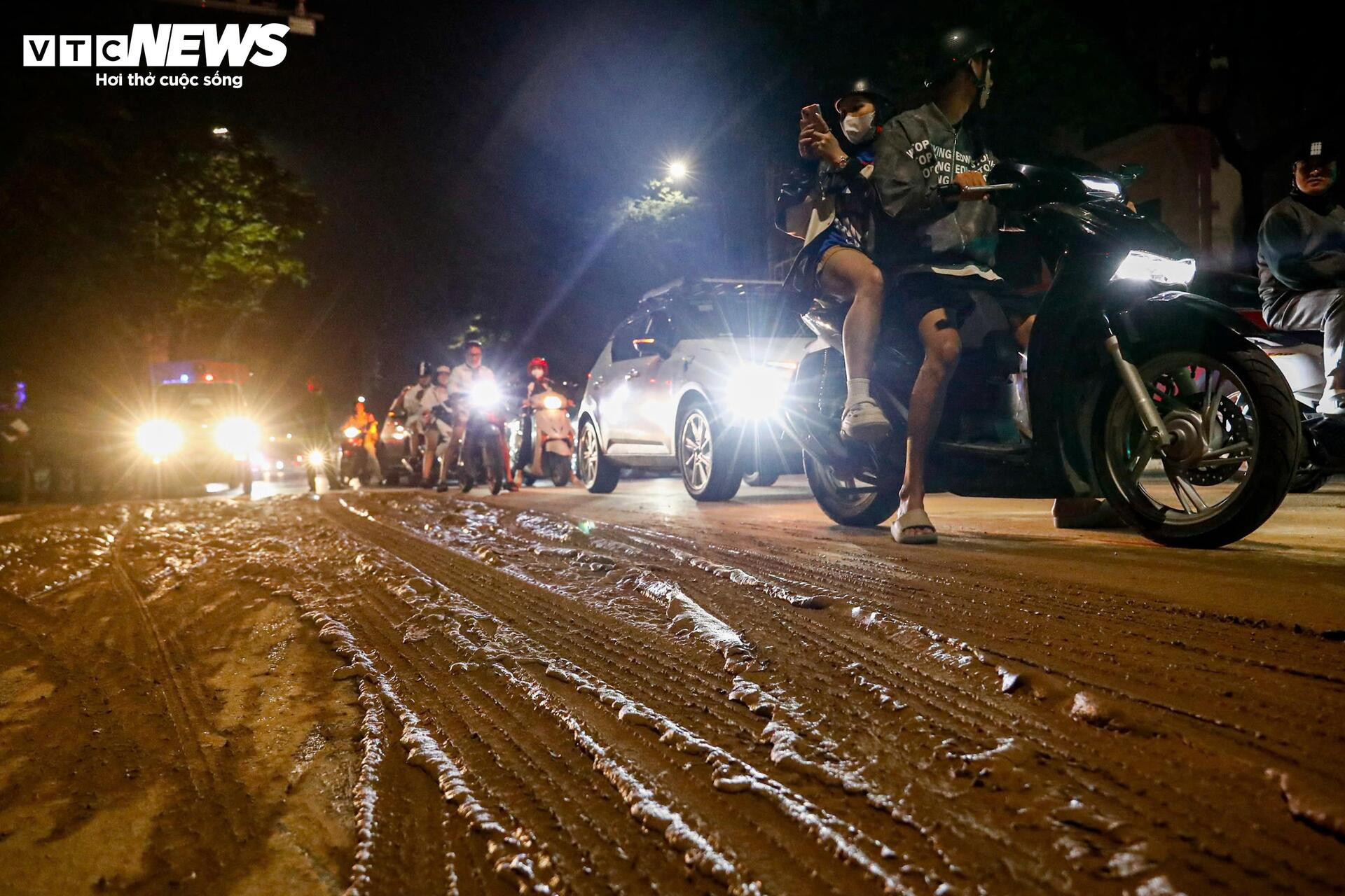 Bùn nhão tràn khắp đường, hàng loạt xe máy ngã sõng soài ở Hà Nội - 2