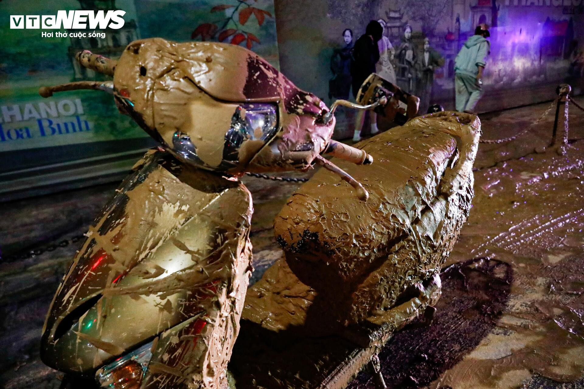 Bùn nhão tràn khắp đường, hàng loạt xe máy ngã sõng soài ở Hà Nội - 5