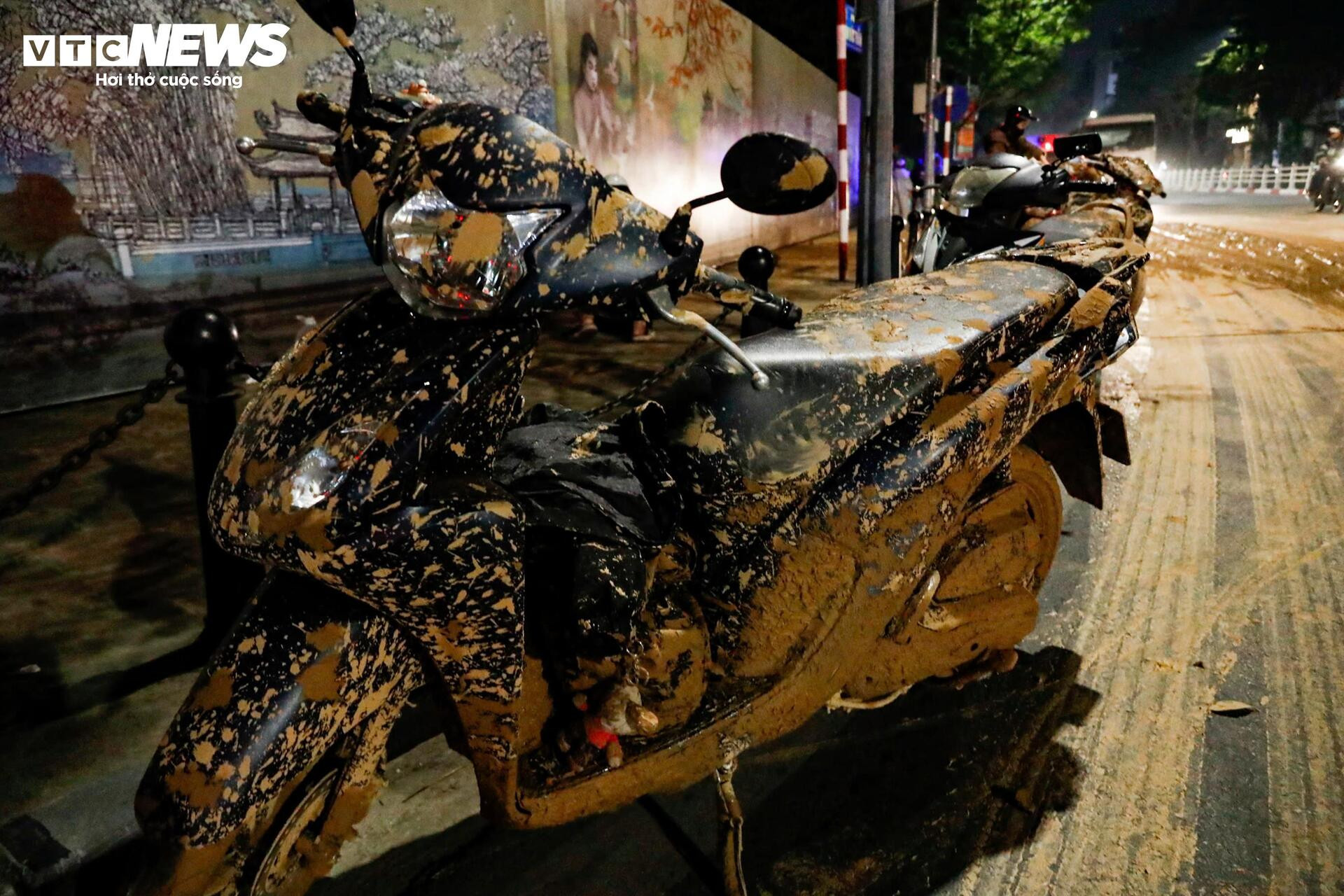 Bùn nhão tràn khắp đường, hàng loạt xe máy ngã sõng soài ở Hà Nội - 6