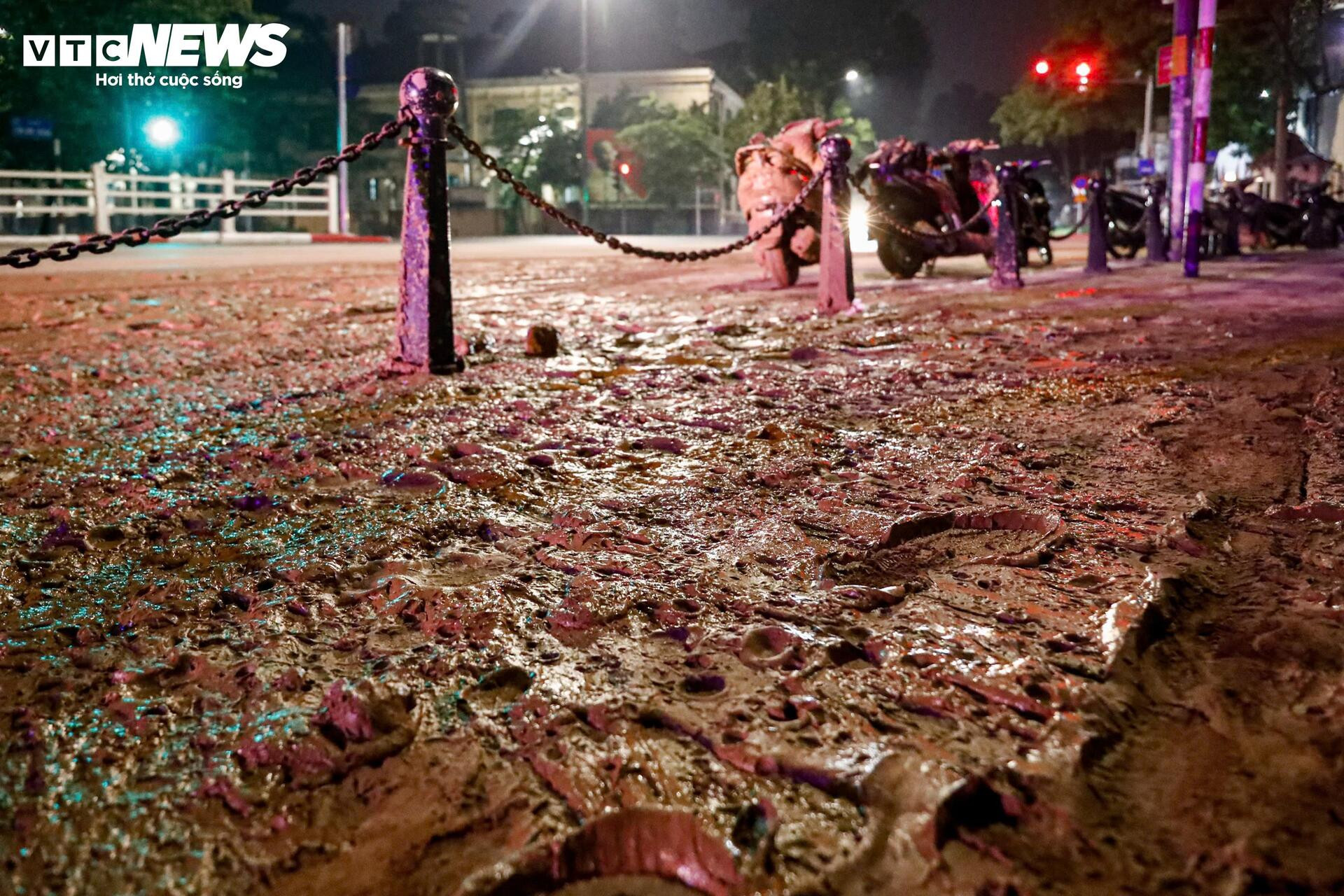 Bùn nhão tràn khắp đường, hàng loạt xe máy ngã sõng soài ở Hà Nội - 3