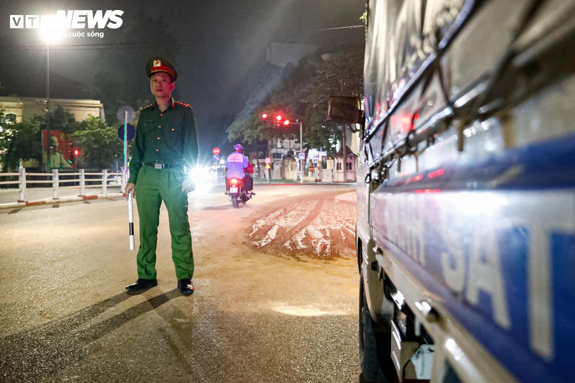 Bùn nhão tràn khắp đường, hàng loạt xe máy ngã sõng soài ở Hà Nội - 13