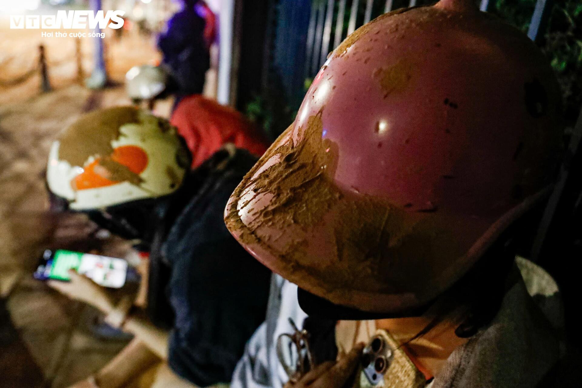 Bùn nhão tràn khắp đường, hàng loạt xe máy ngã sõng soài ở Hà Nội - 7