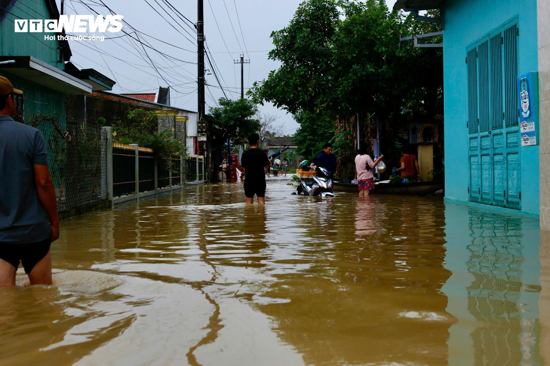 Nước sông lên nhanh, đường thành sông, dân Huế lần thứ 4 'chạy lụt' - 1