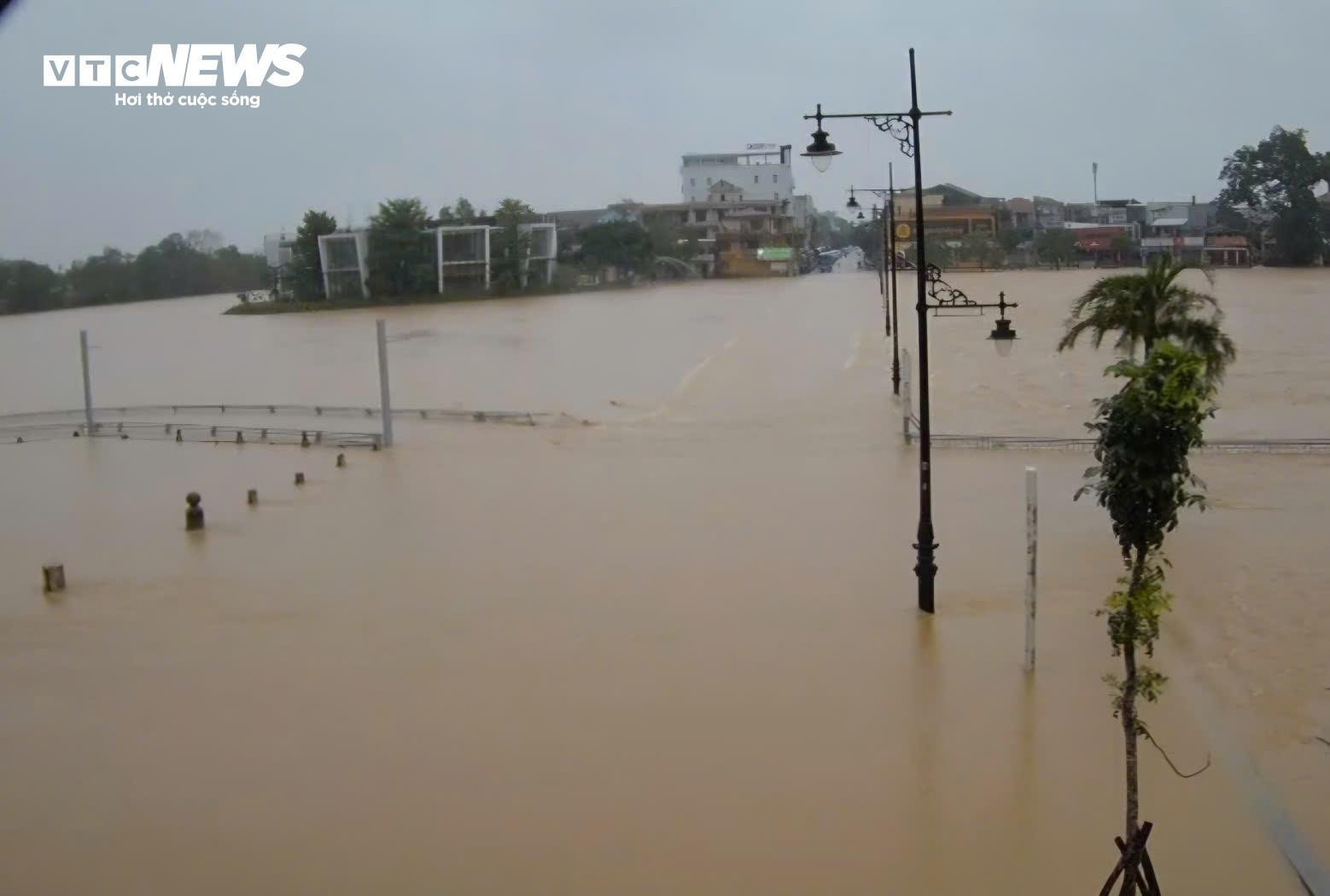 Nước sông lên nhanh, đường thành sông, dân Huế lần thứ 4 'chạy lụt' - 9
