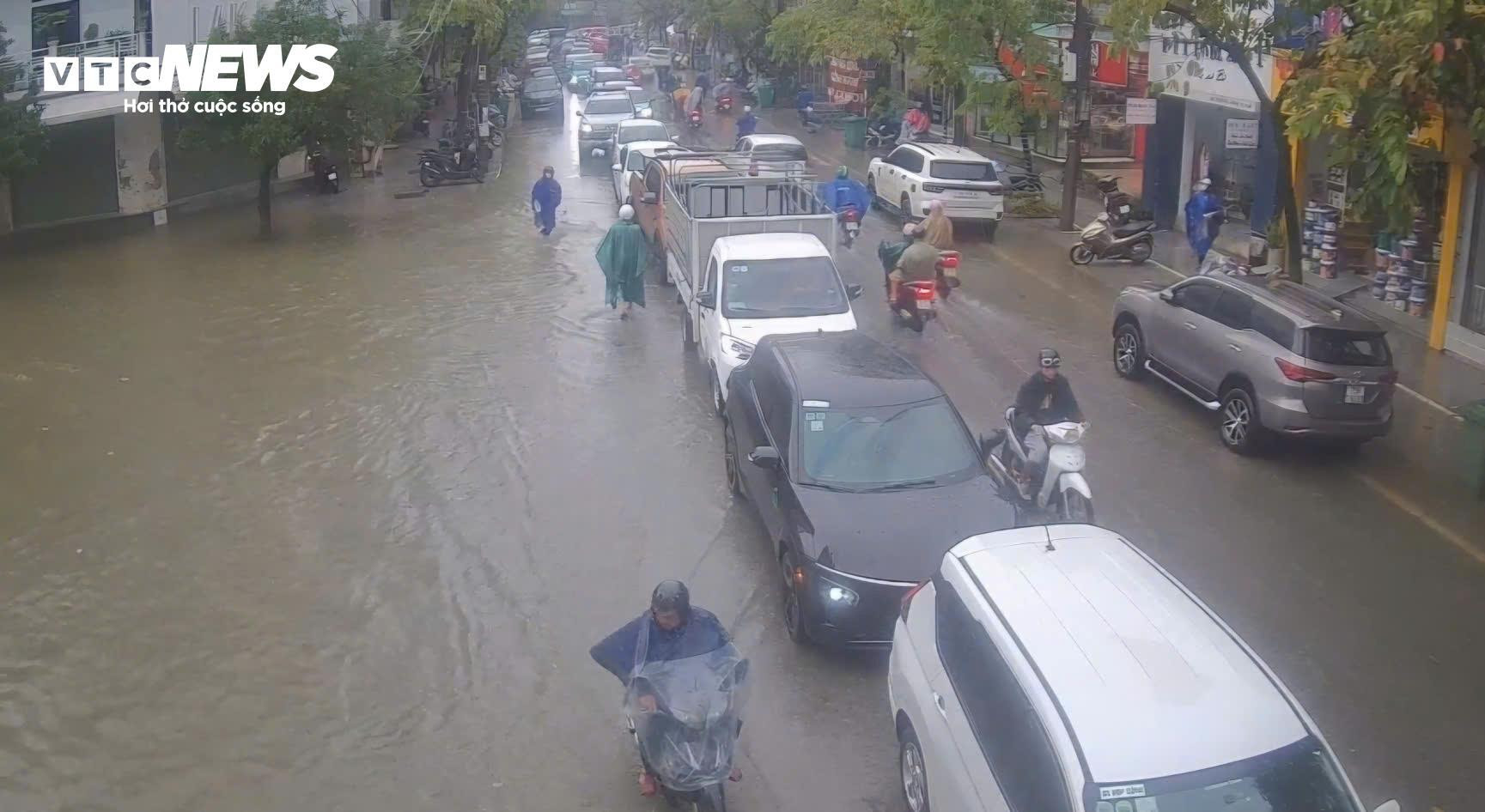 Nước sông lên nhanh, đường thành sông, dân Huế lần thứ 4 'chạy lụt' - 11