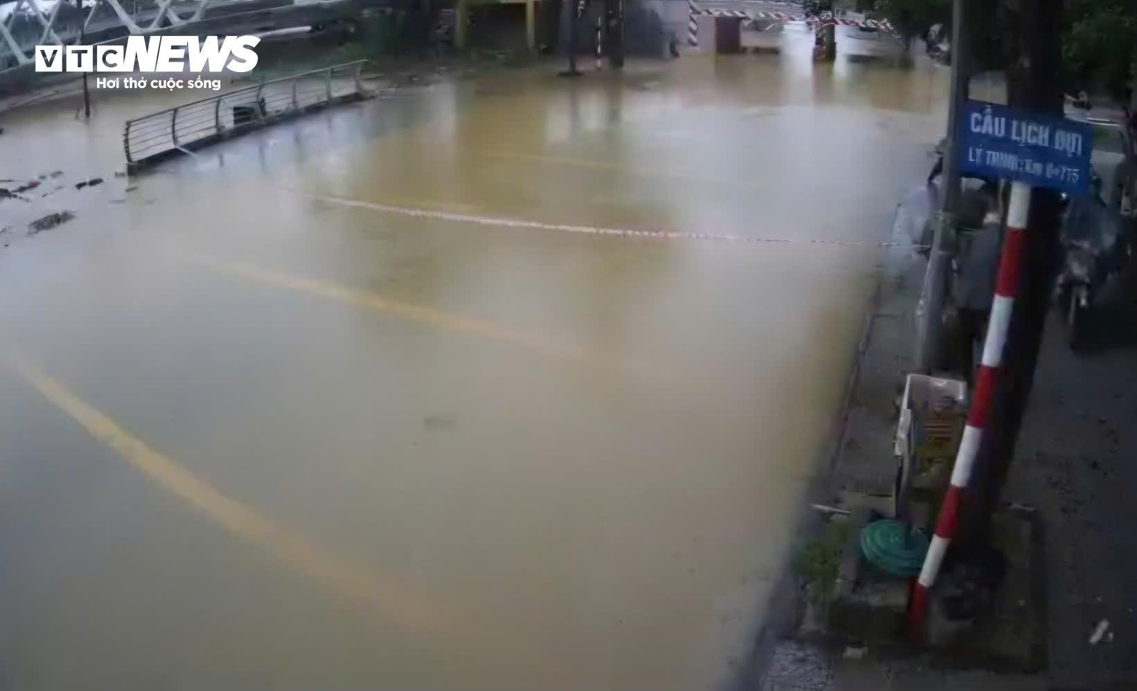 Nước sông lên nhanh, đường thành sông, dân Huế lần thứ 4 'chạy lụt' - 10