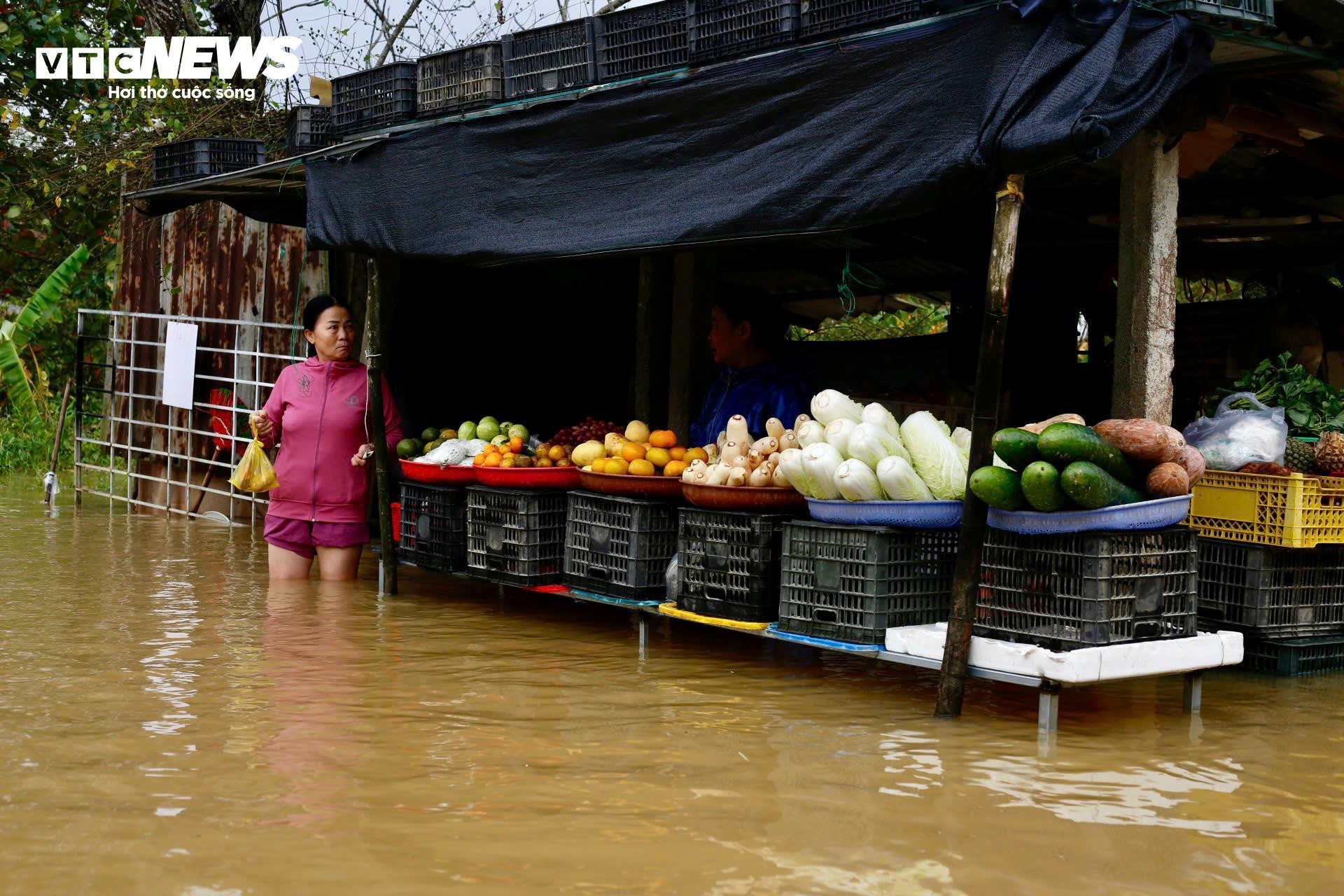 Nước sông lên nhanh, đường thành sông, dân Huế lần thứ 4 'chạy lụt' - 7