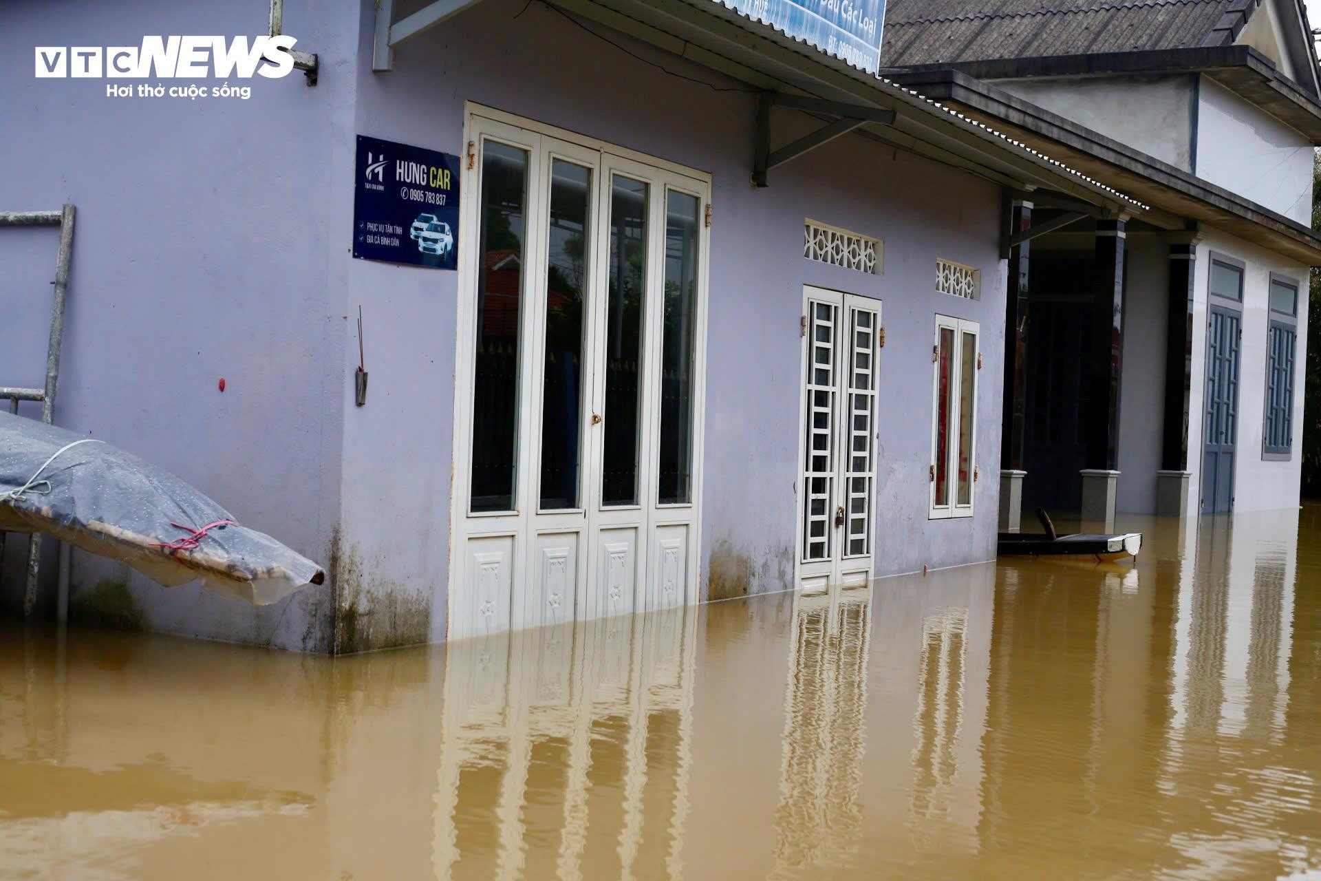 Nước sông lên nhanh, đường thành sông, dân Huế lần thứ 4 'chạy lụt' - 8
