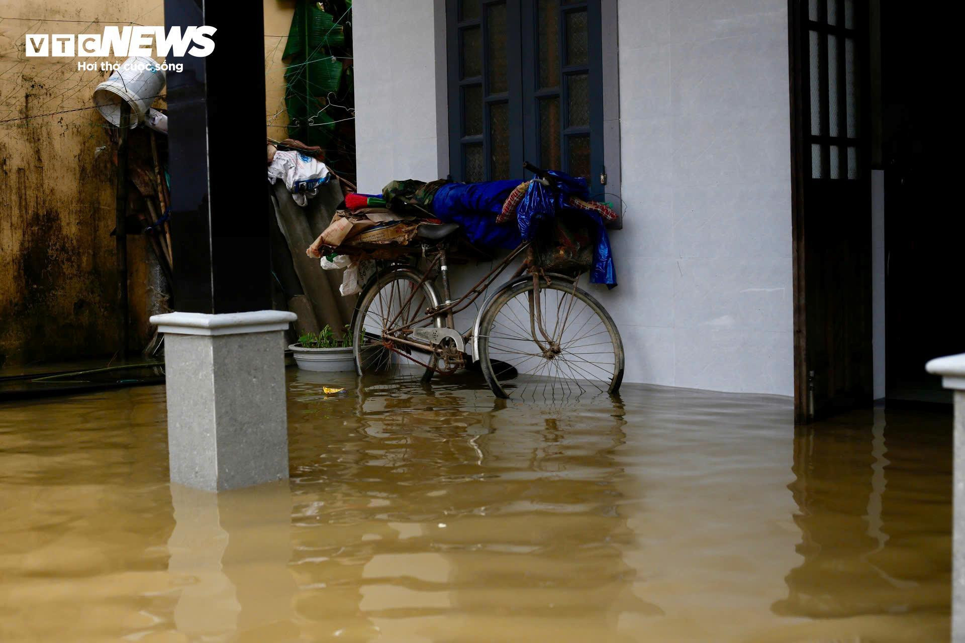 Nước sông lên nhanh, đường thành sông, dân Huế lần thứ 4 'chạy lụt' - 5