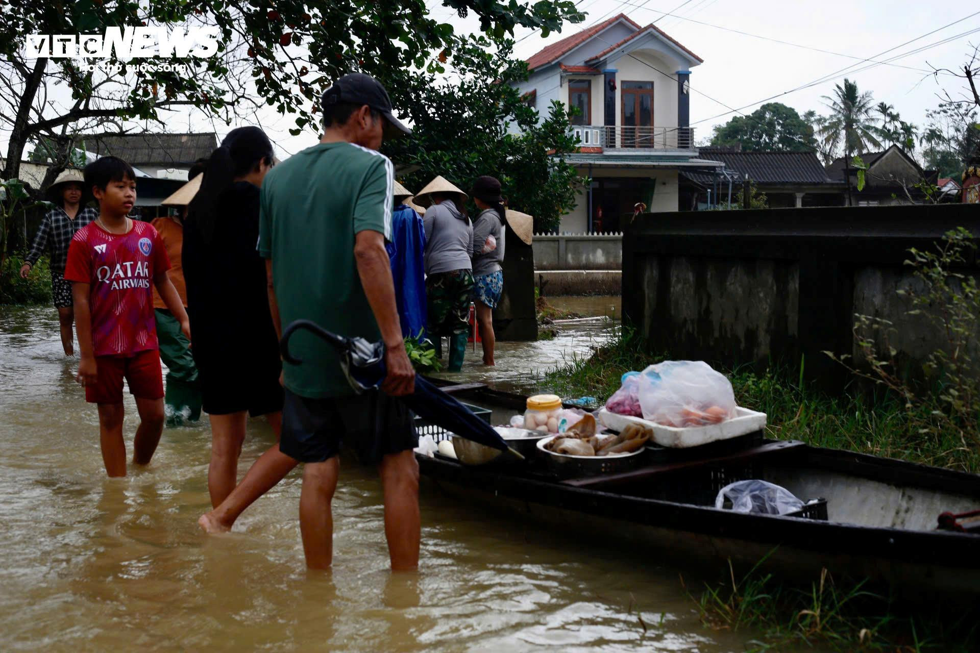 Nước sông lên nhanh, đường thành sông, dân Huế lần thứ 4 'chạy lụt' - 4