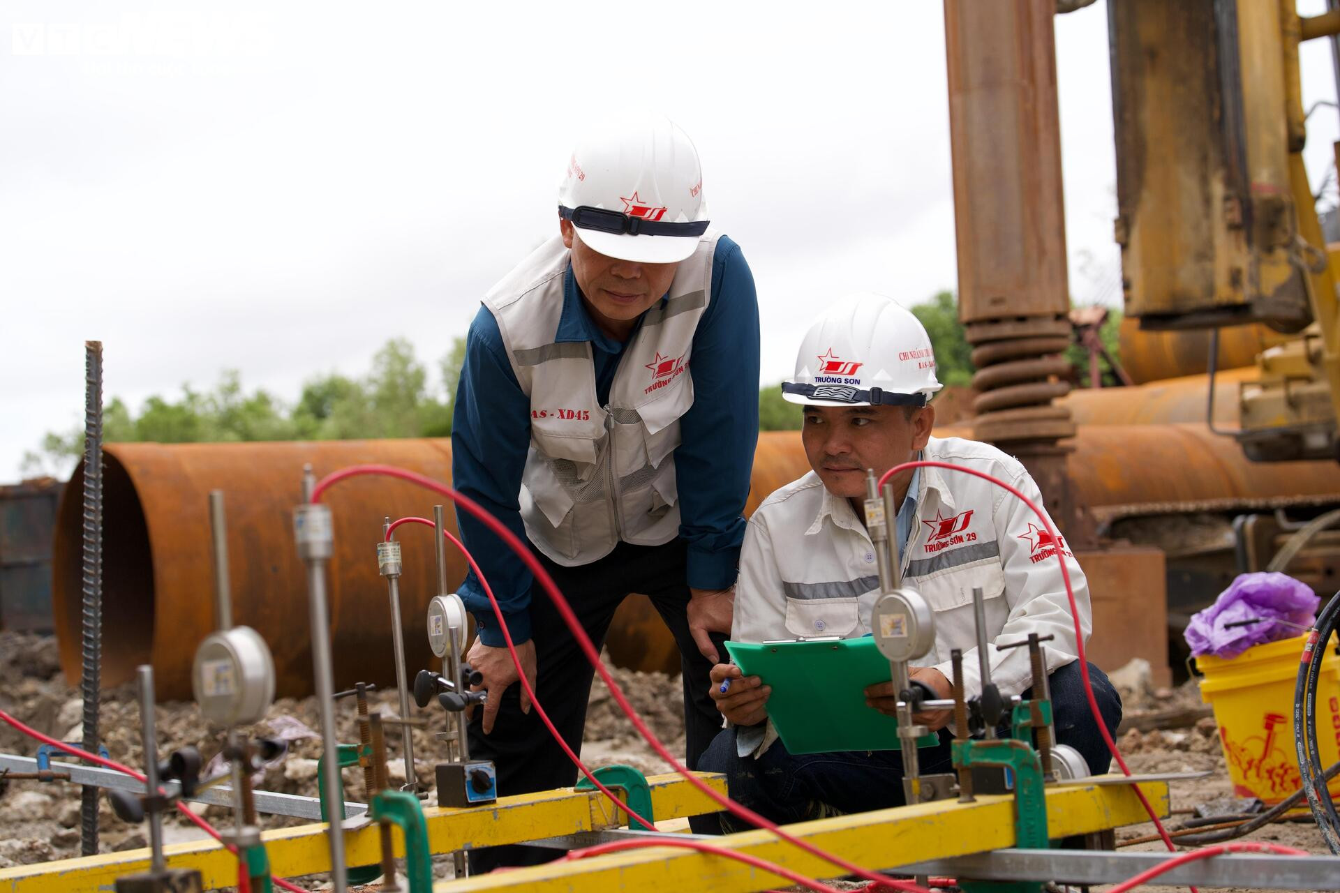 Tấp nập thi công cầu đường vượt biển dài nhất Việt Nam - 16