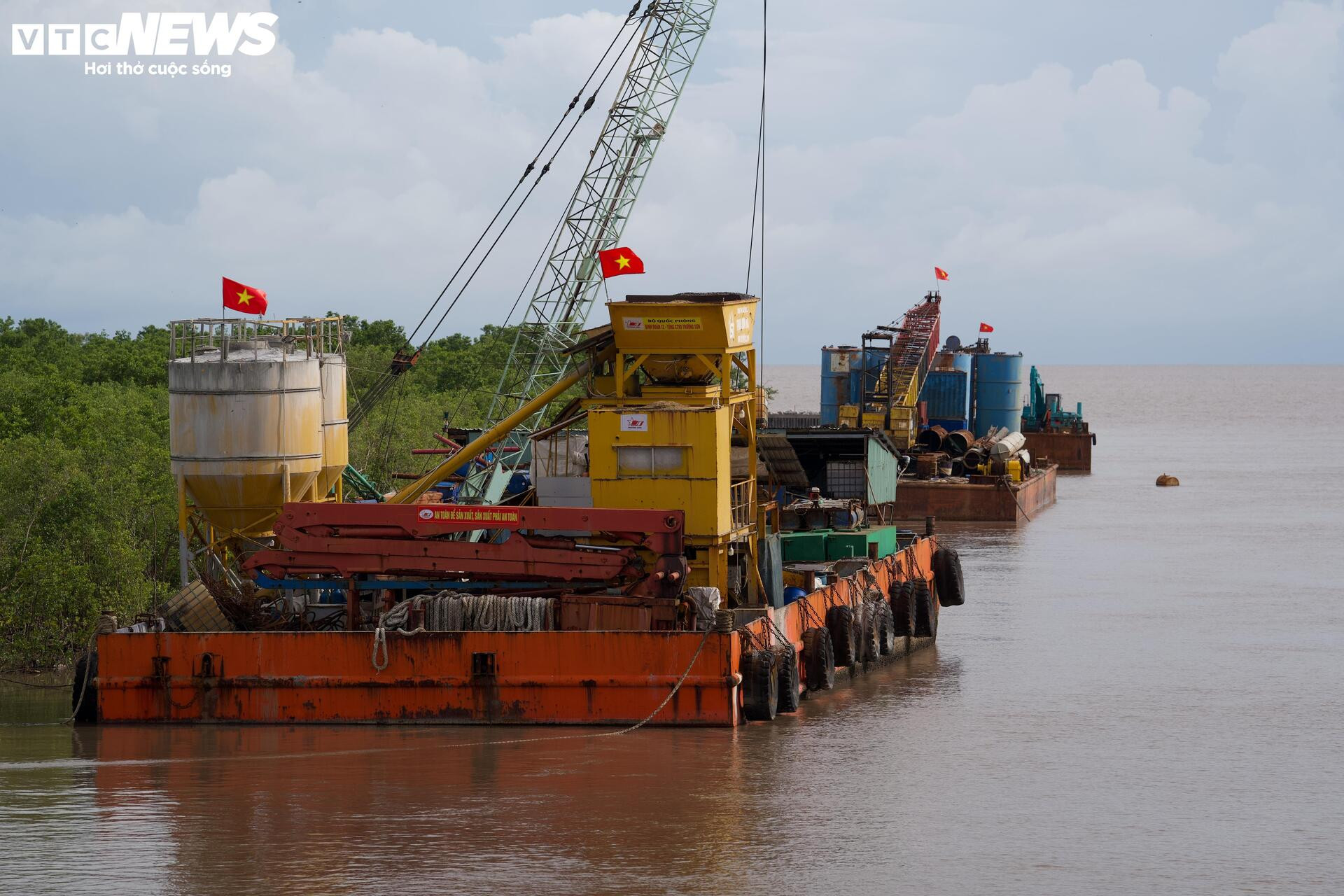 Tấp nập thi công cầu đường vượt biển dài nhất Việt Nam - 4