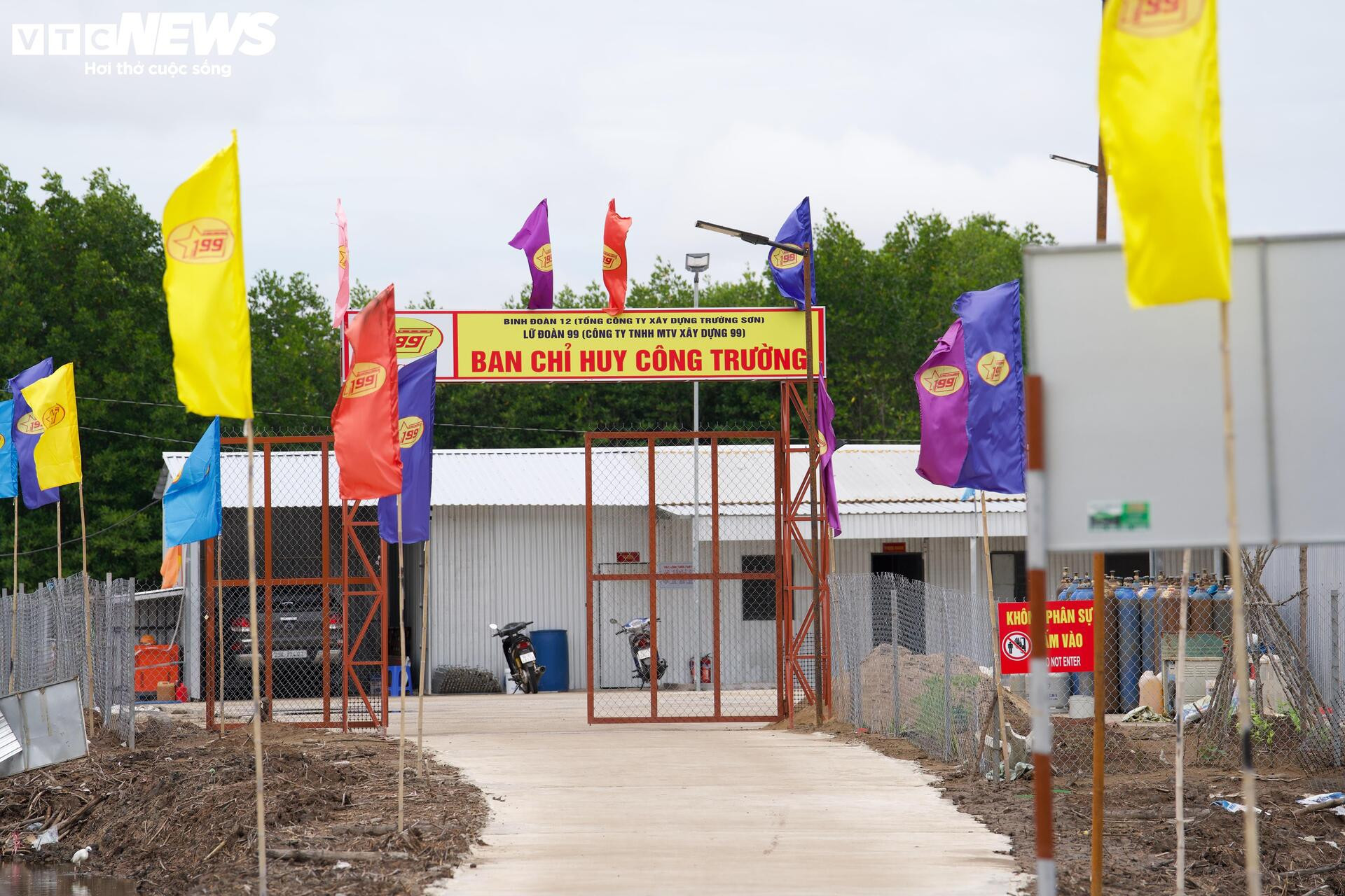 Tấp nập thi công cầu đường vượt biển dài nhất Việt Nam - 3