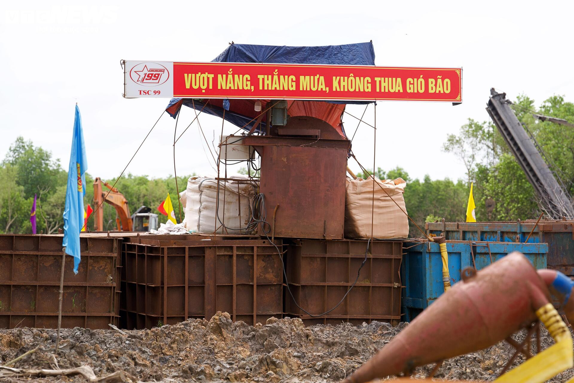 Tấp nập thi công cầu đường vượt biển dài nhất Việt Nam - 13