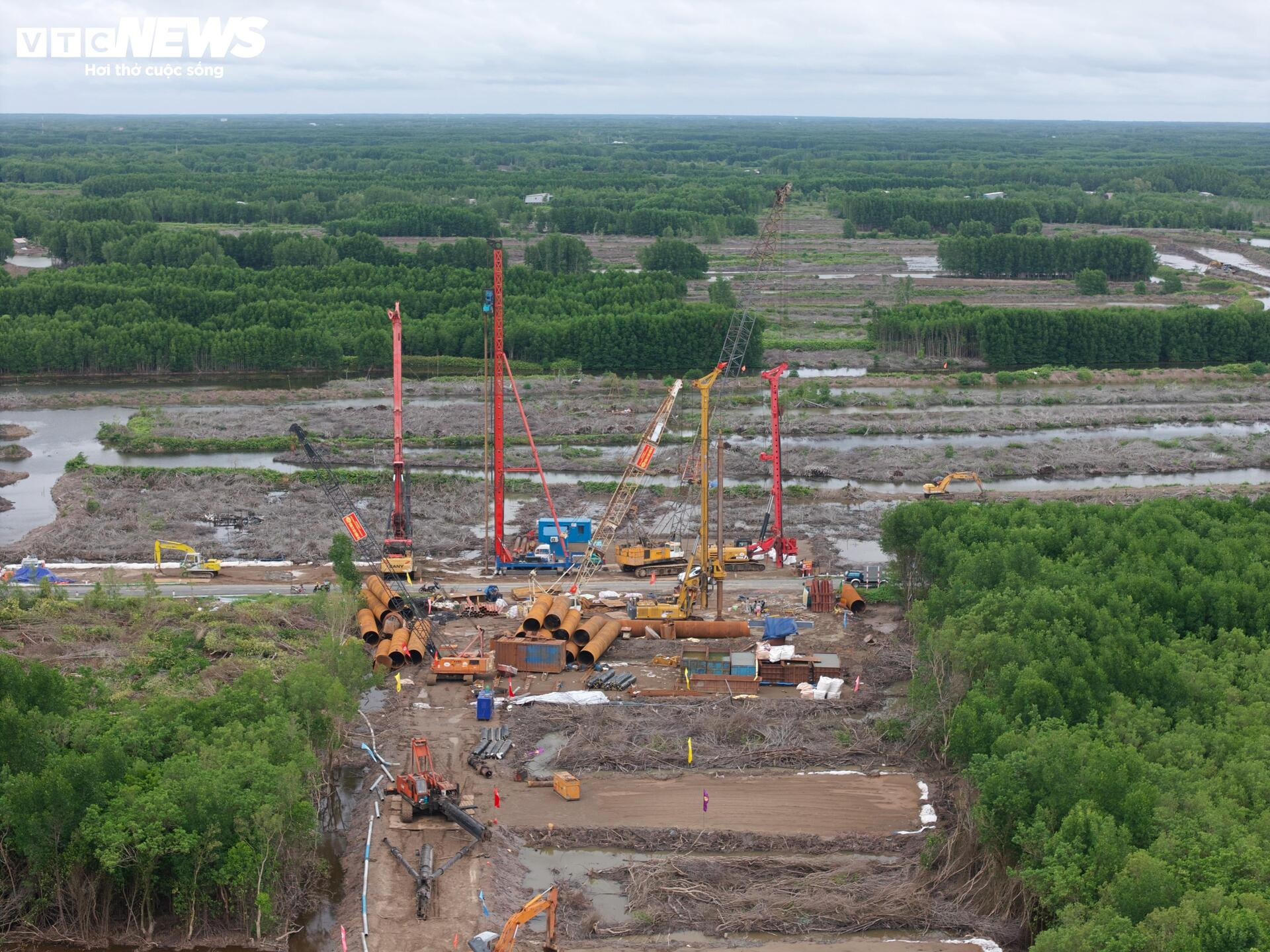 Tấp nập thi công cầu đường vượt biển dài nhất Việt Nam - 6