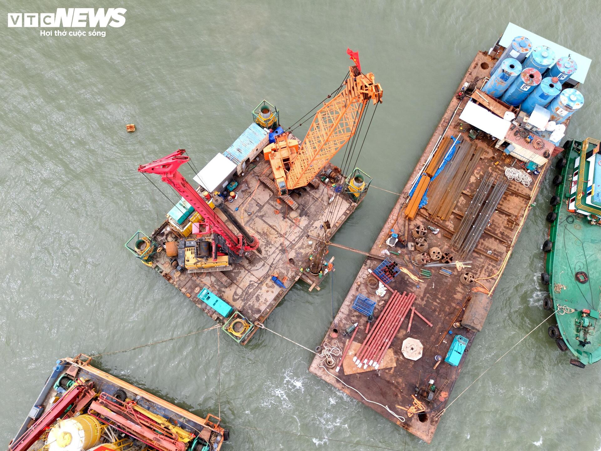 Tấp nập thi công cầu đường vượt biển dài nhất Việt Nam - 12