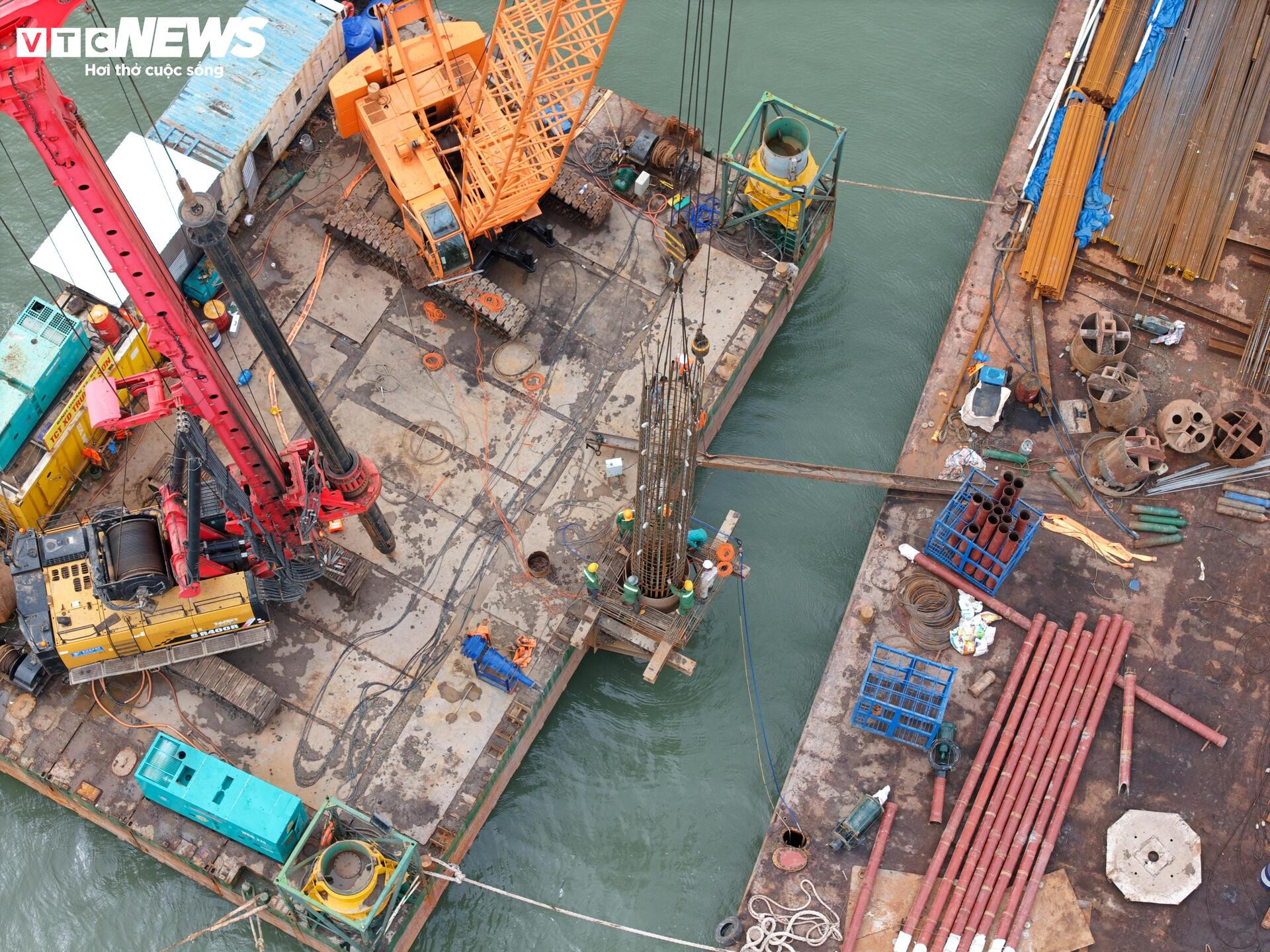 Tấp nập thi công cầu đường vượt biển dài nhất Việt Nam - 5