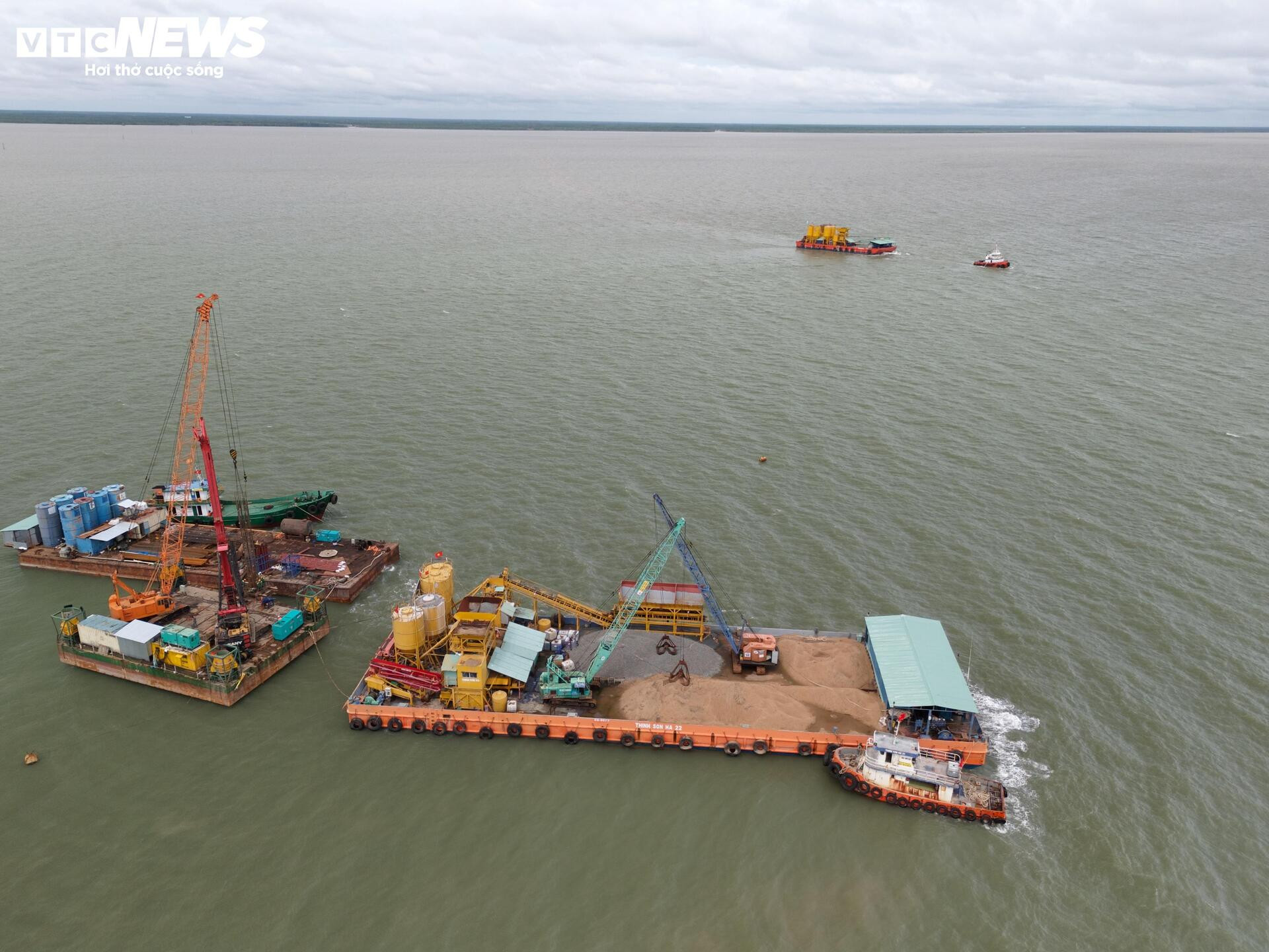 Tấp nập thi công cầu đường vượt biển dài nhất Việt Nam - 2