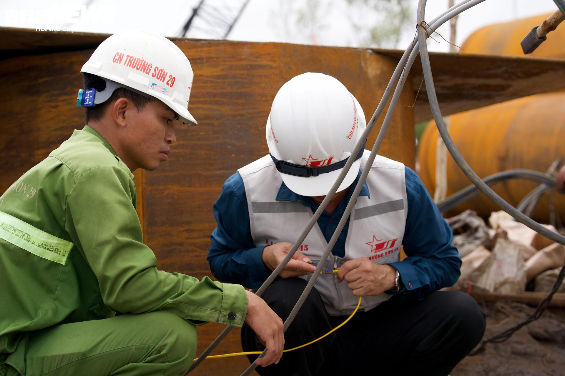 Tấp nập thi công cầu đường vượt biển dài nhất Việt Nam - 8