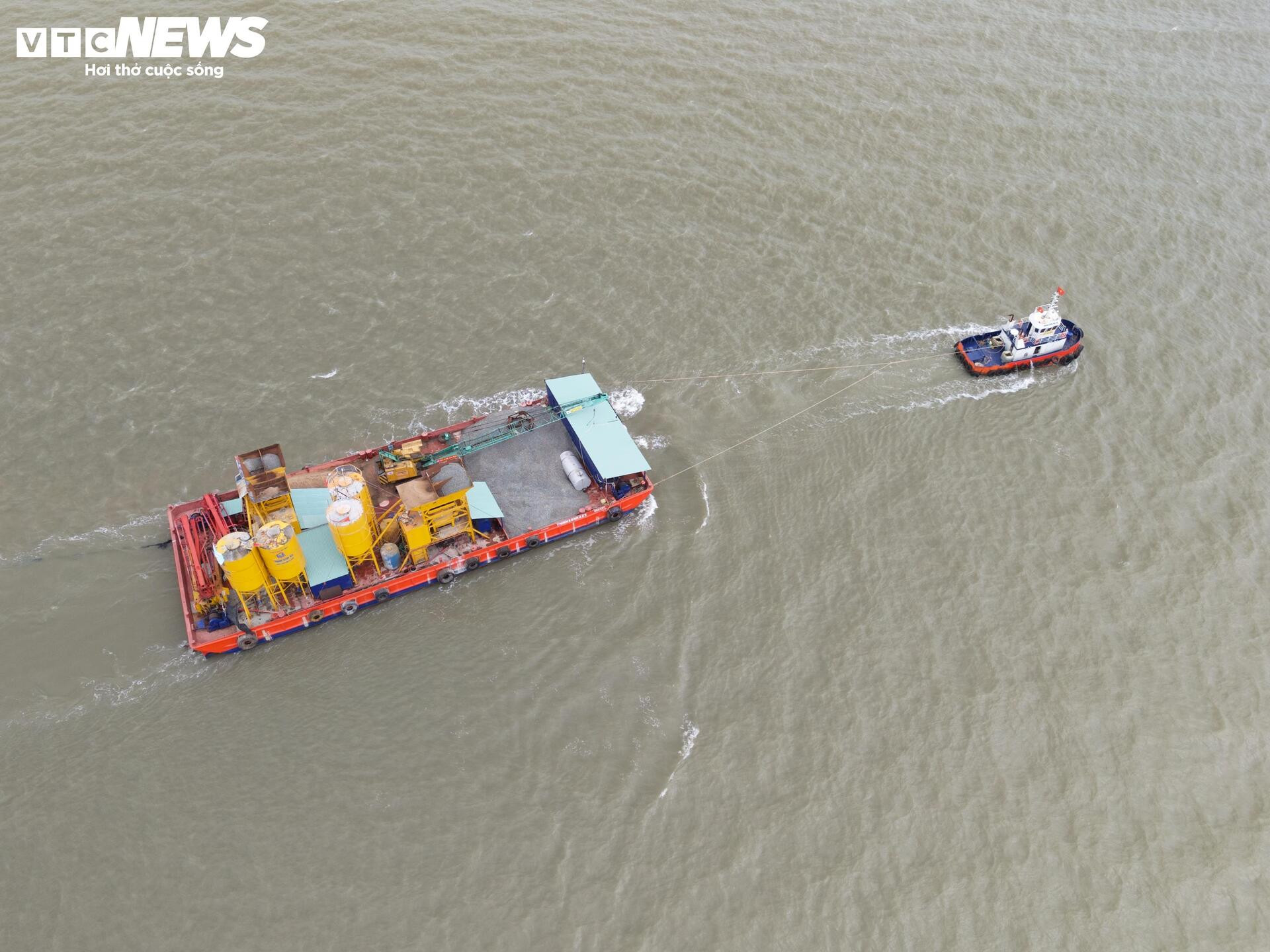 Tấp nập thi công cầu đường vượt biển dài nhất Việt Nam - 14