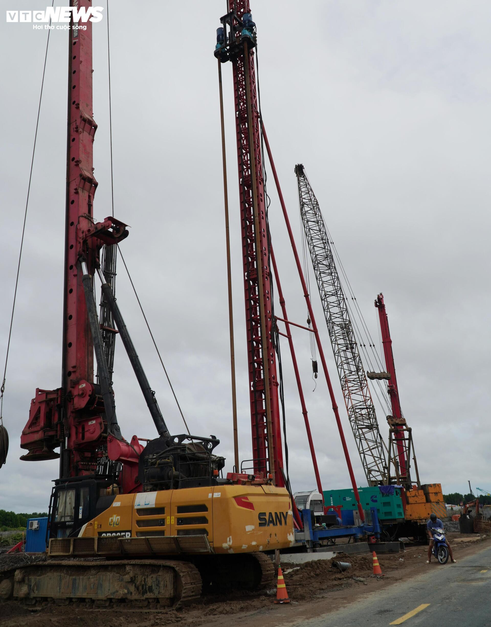 Tấp nập thi công cầu đường vượt biển dài nhất Việt Nam - 7