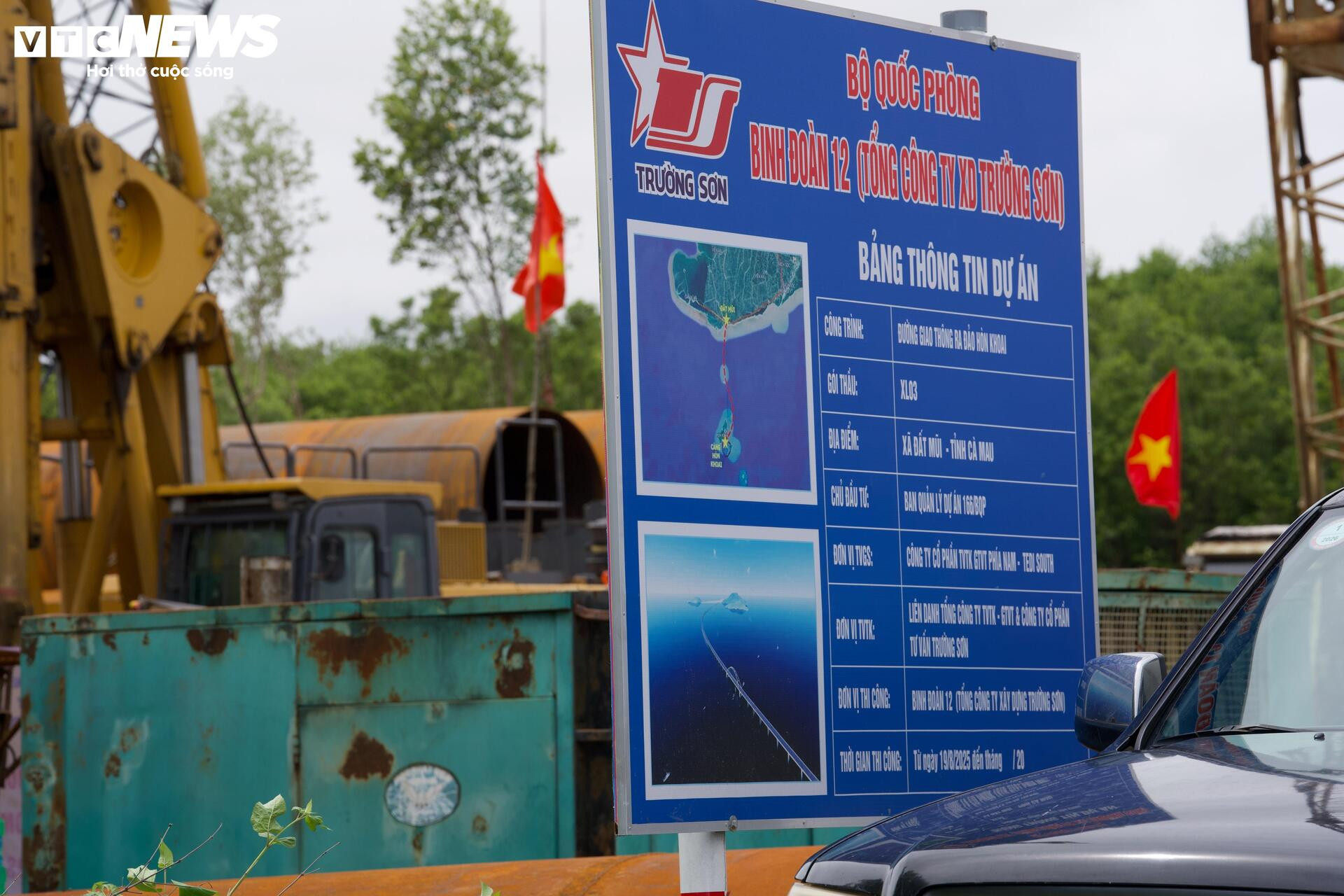 Tấp nập thi công cầu đường vượt biển dài nhất Việt Nam - 9