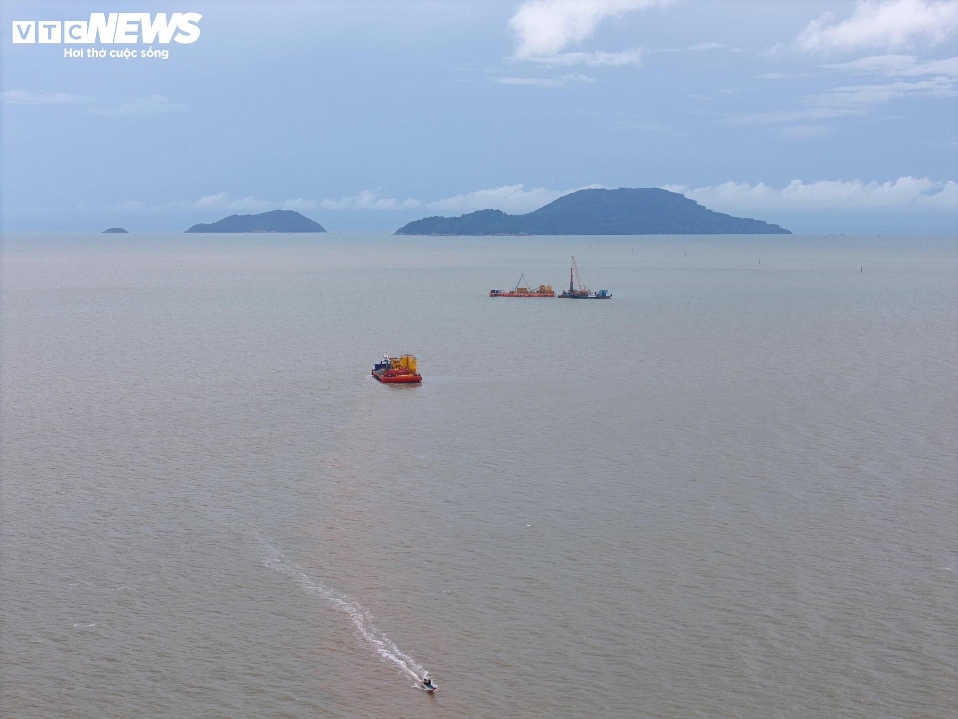 Tấp nập thi công cầu đường vượt biển dài nhất Việt Nam - 1