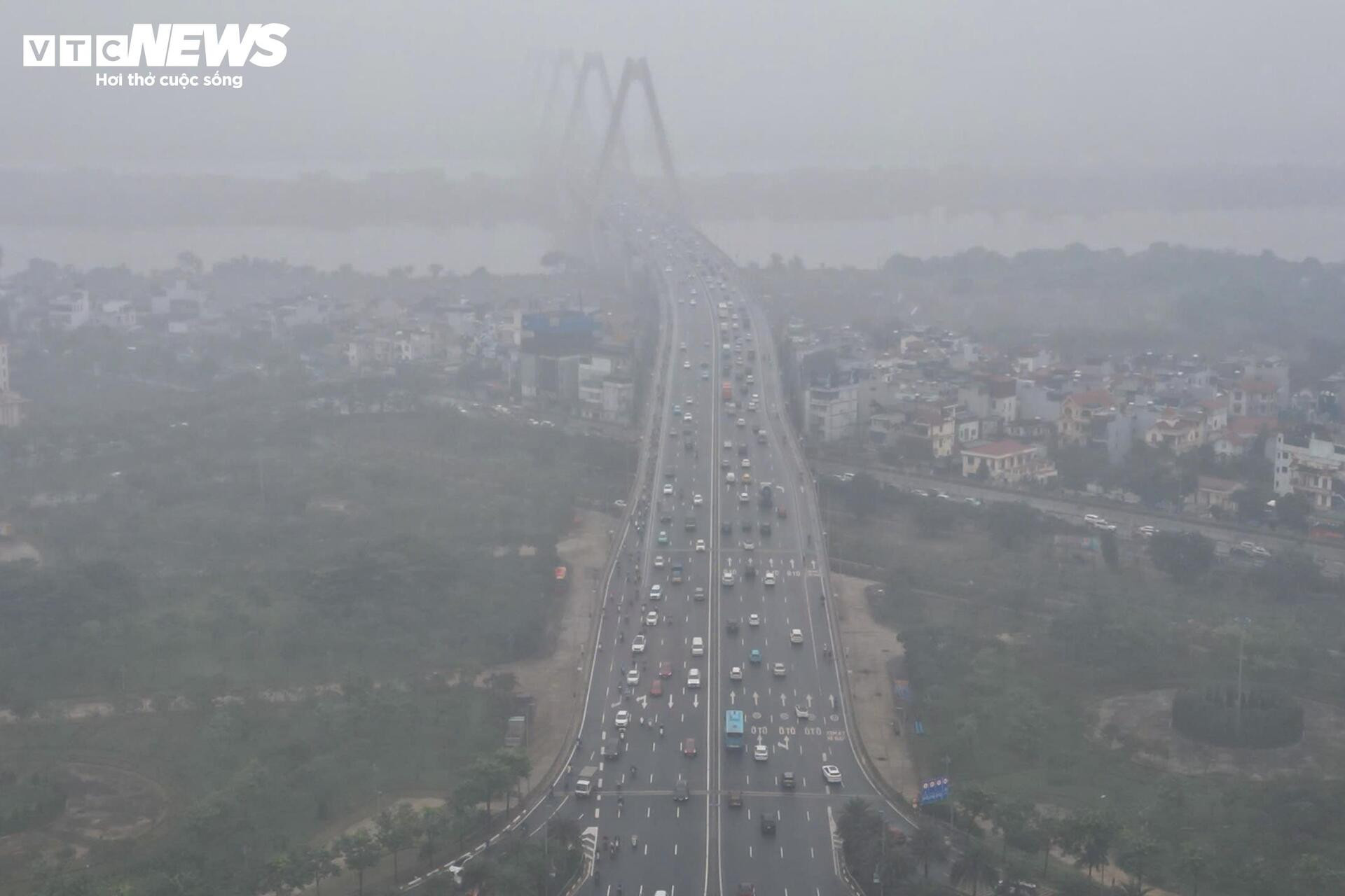 Chật vật trong mưa lạnh, người dân ở Hà Nội nhích từng mét đến công sở - 1