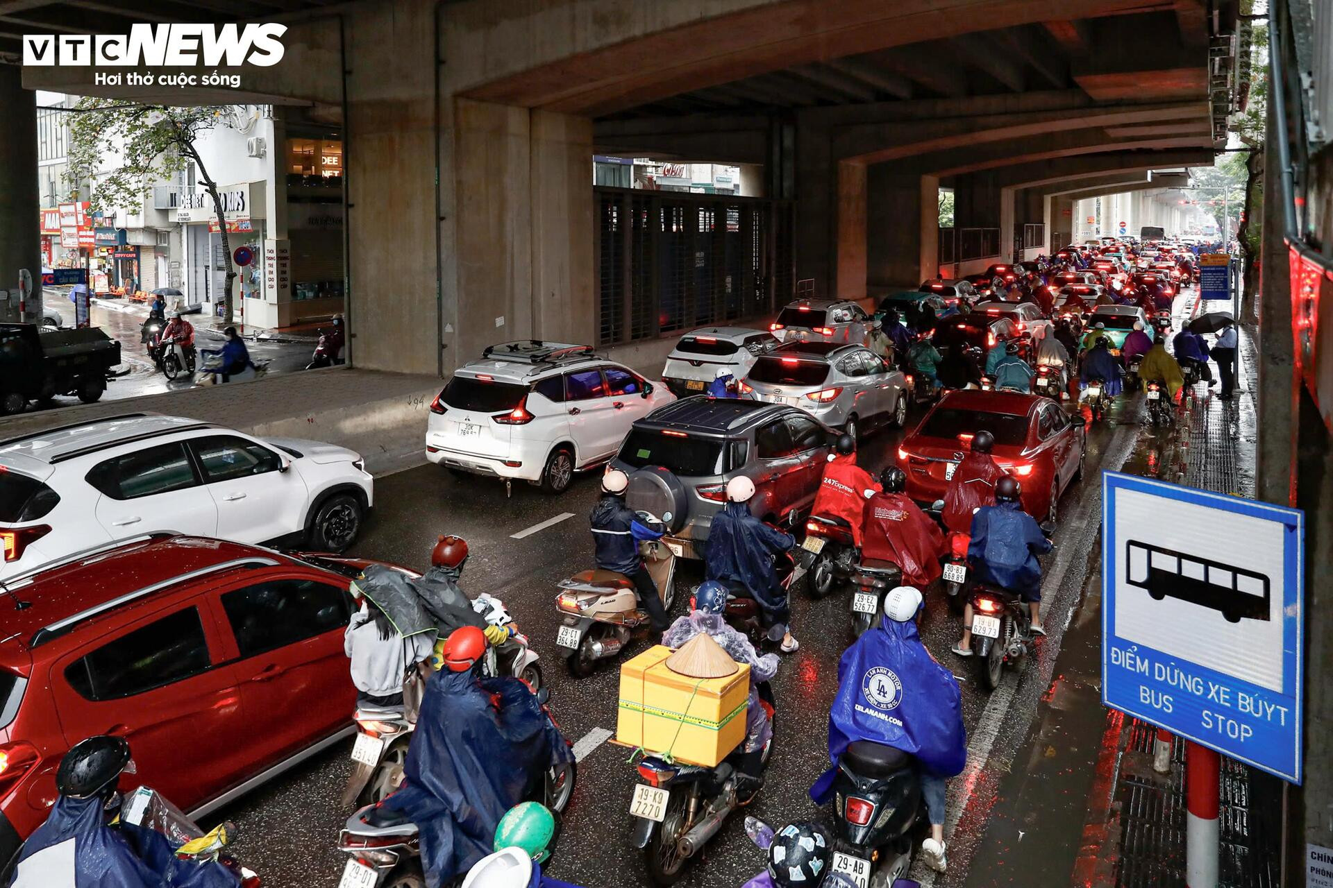 Chật vật trong mưa lạnh, người dân ở Hà Nội nhích từng mét đến công sở - 10