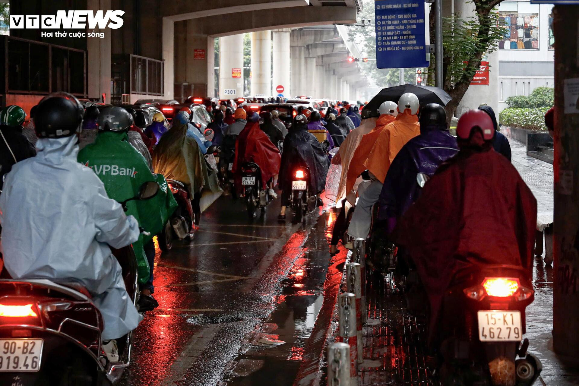Chật vật trong mưa lạnh, người dân ở Hà Nội nhích từng mét đến công sở - 12