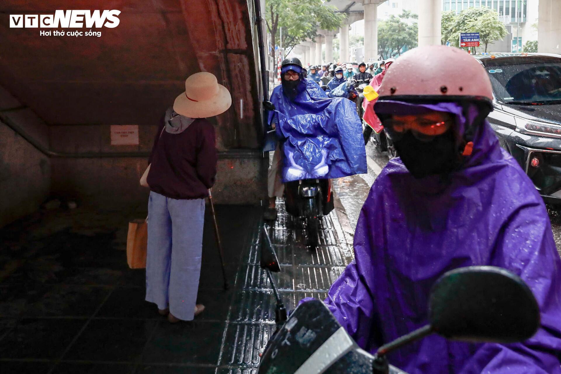 Chật vật trong mưa lạnh, người dân ở Hà Nội nhích từng mét đến công sở - 11