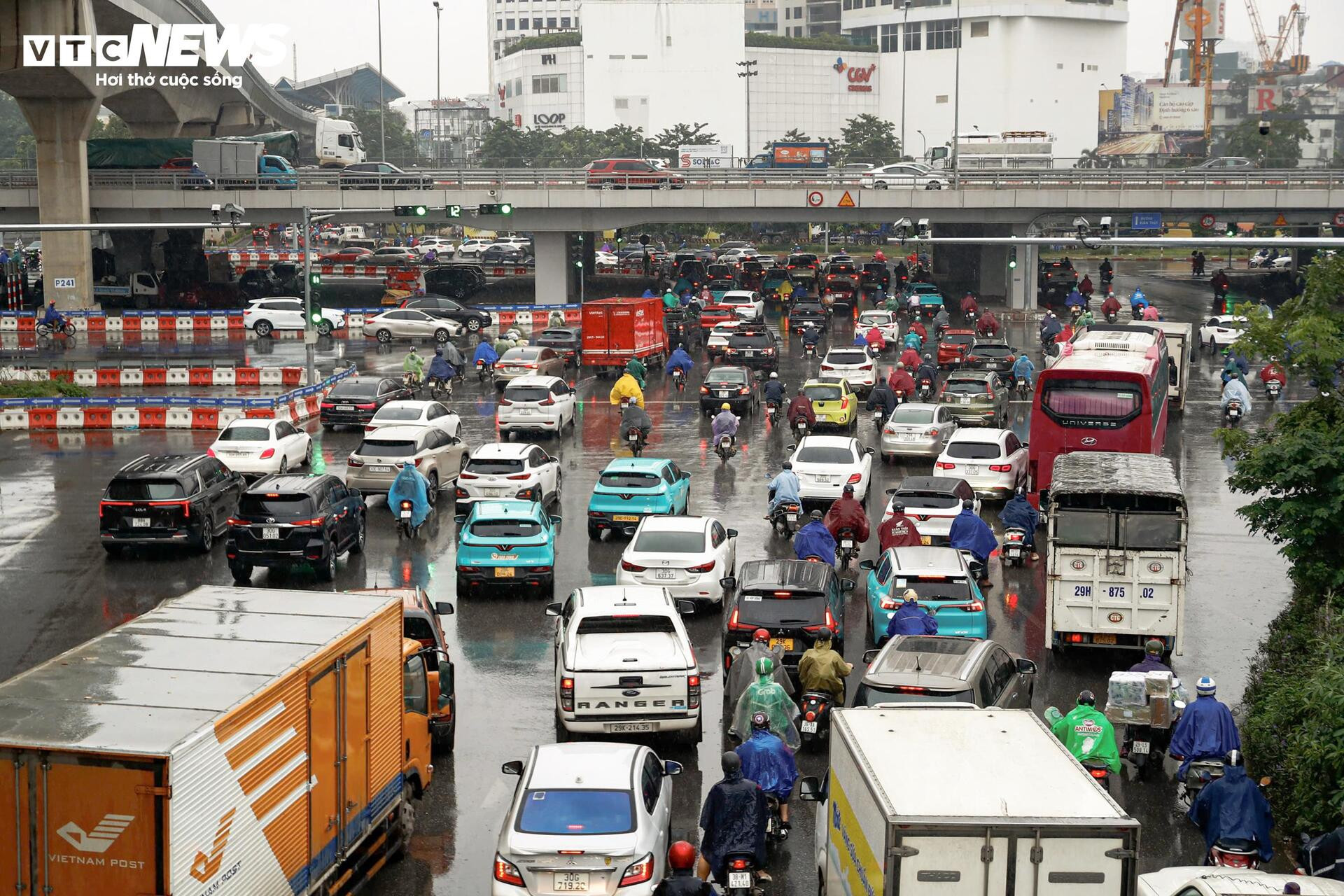 Chật vật trong mưa lạnh, người dân ở Hà Nội nhích từng mét đến công sở - 13