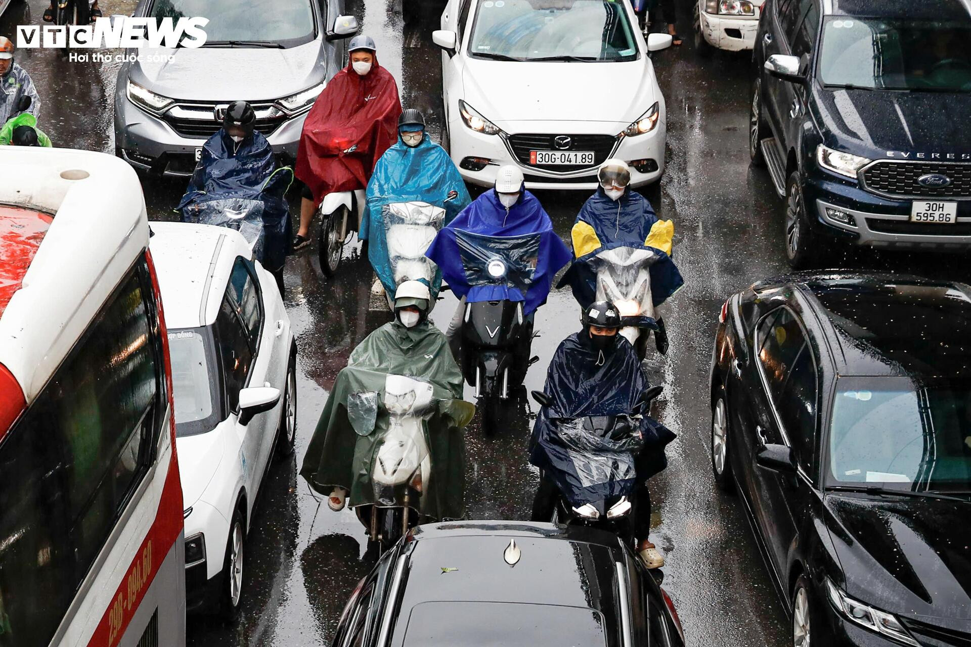 Chật vật trong mưa lạnh, người dân ở Hà Nội nhích từng mét đến công sở - 14