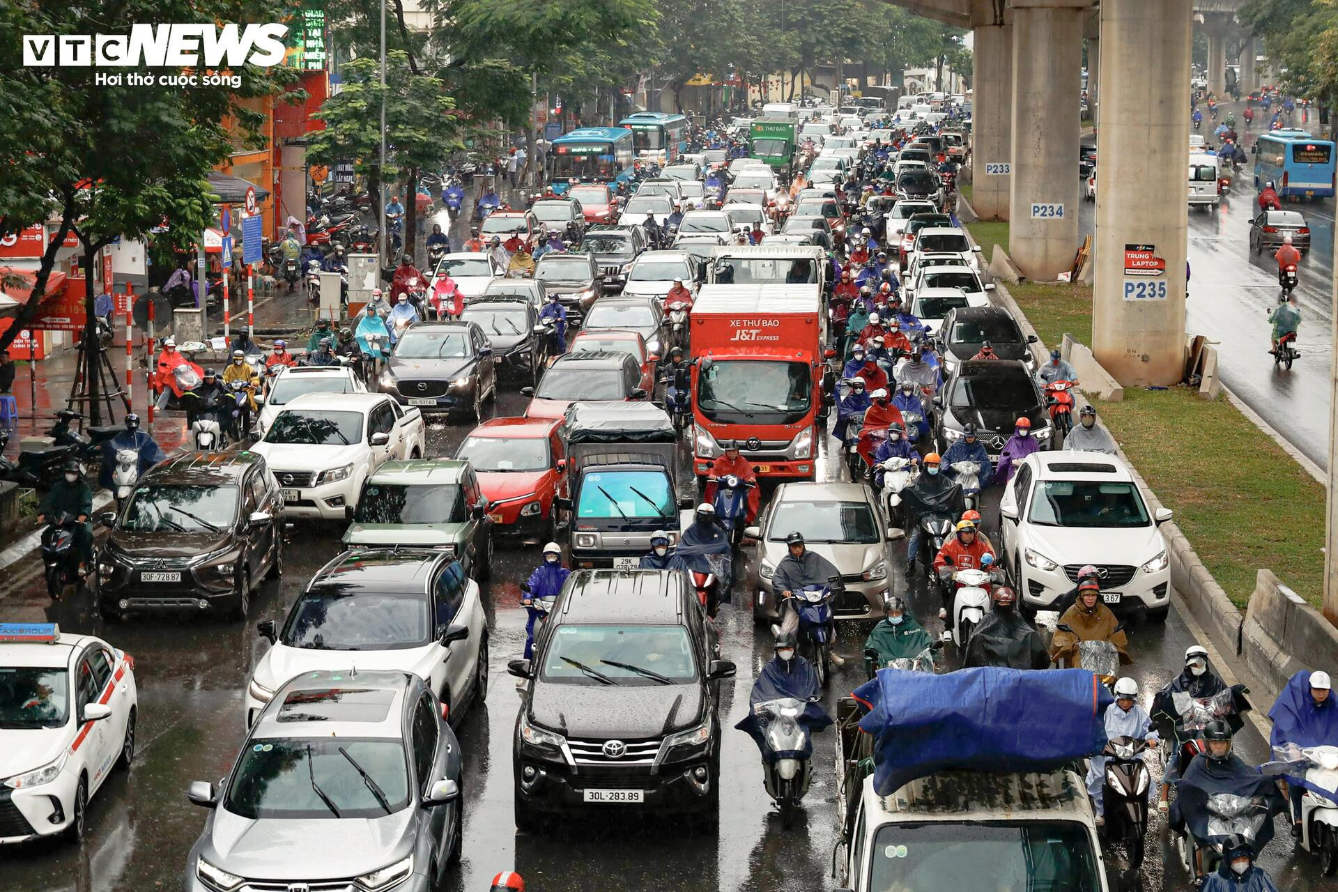 Chật vật trong mưa lạnh, người dân ở Hà Nội nhích từng mét đến công sở - 2