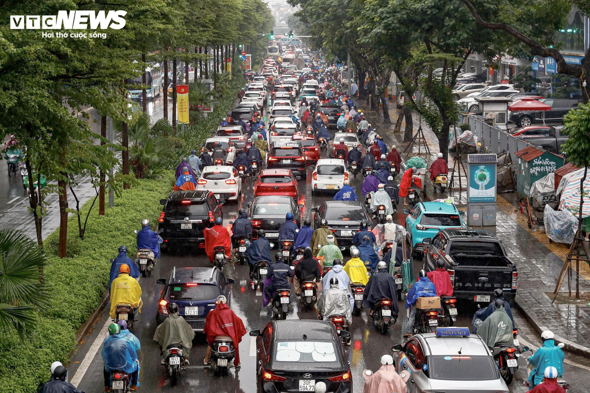 Chật vật trong mưa lạnh, người dân ở Hà Nội nhích từng mét đến công sở - 3