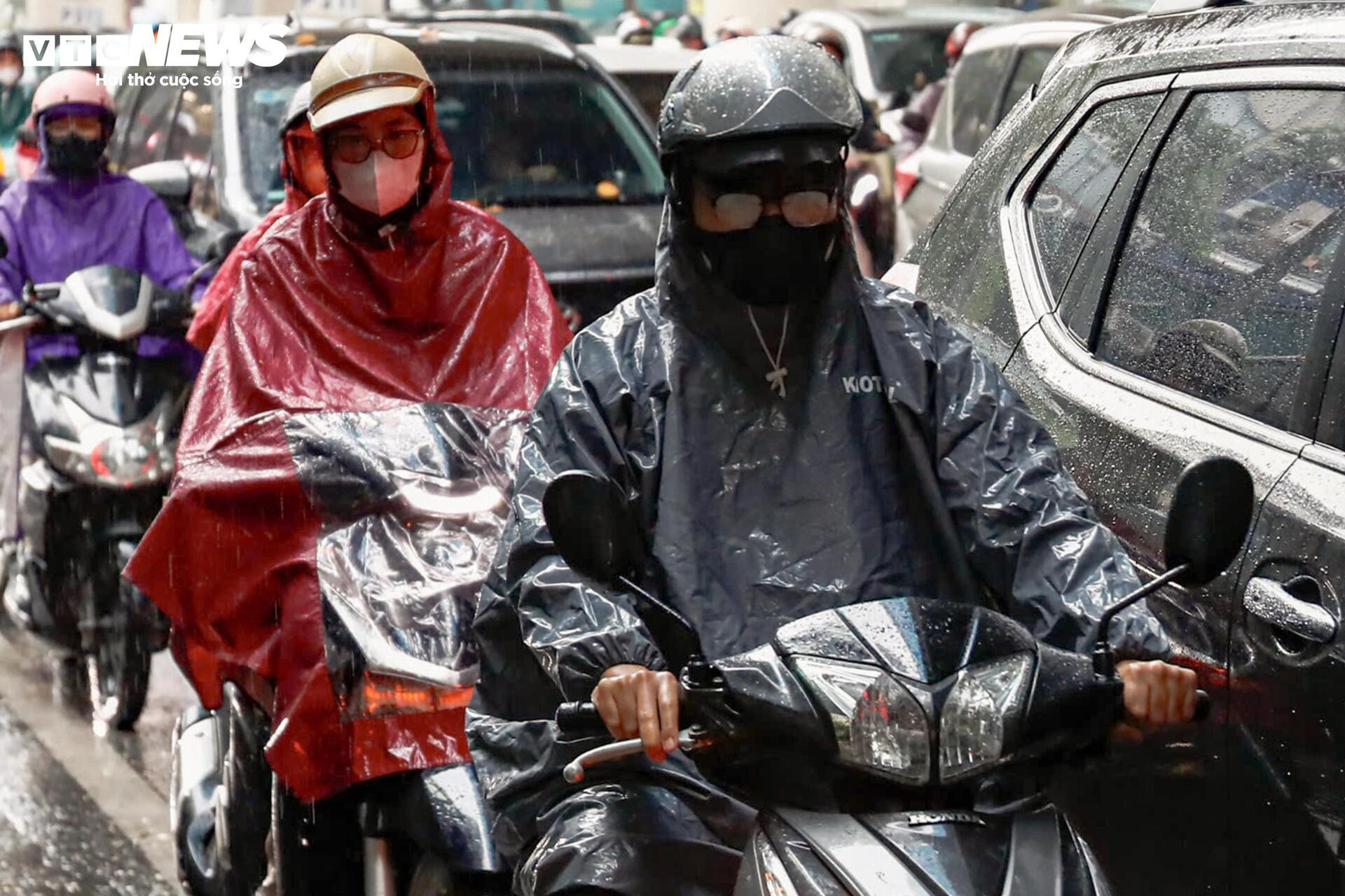 Chật vật trong mưa lạnh, người dân ở Hà Nội nhích từng mét đến công sở - 6