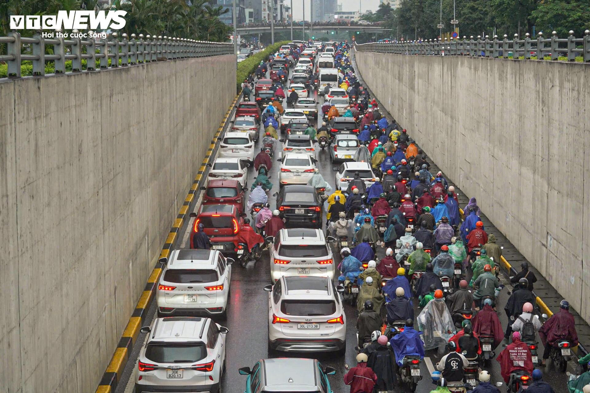 Chật vật trong mưa lạnh, người dân ở Hà Nội nhích từng mét đến công sở - 7