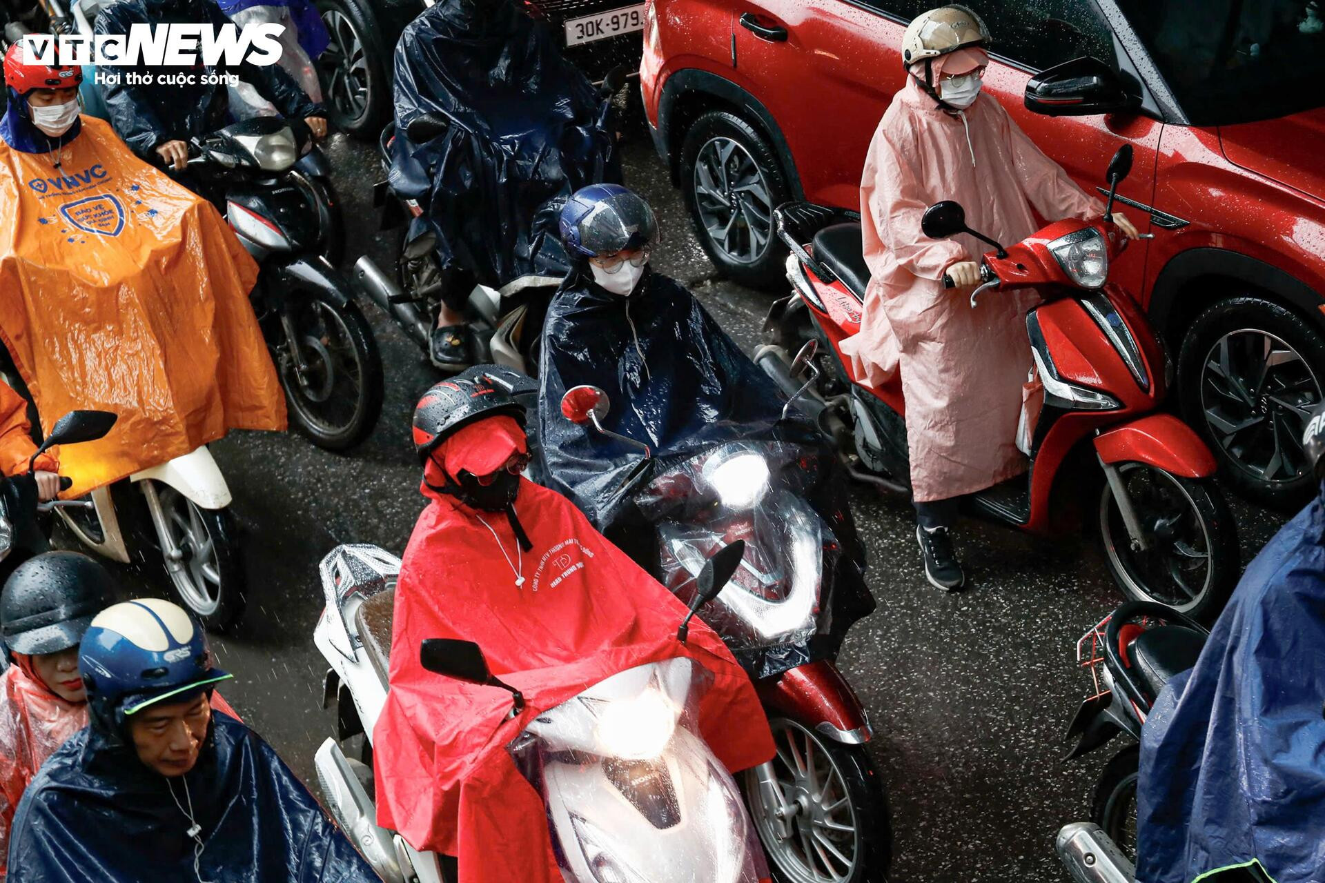 Chật vật trong mưa lạnh, người dân ở Hà Nội nhích từng mét đến công sở - 8