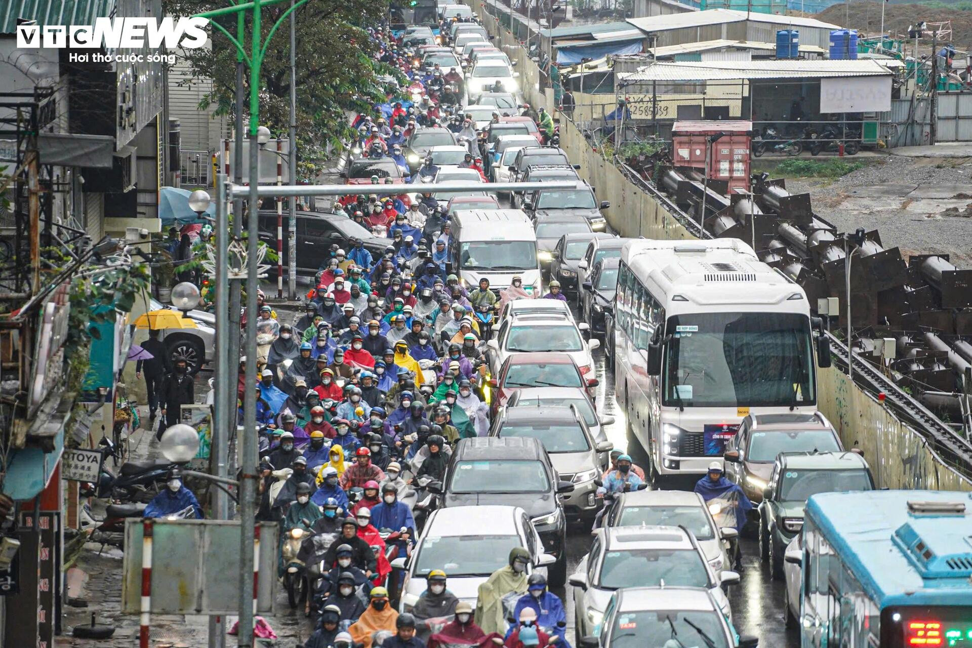 Chật vật trong mưa lạnh, người dân ở Hà Nội nhích từng mét đến công sở - 9