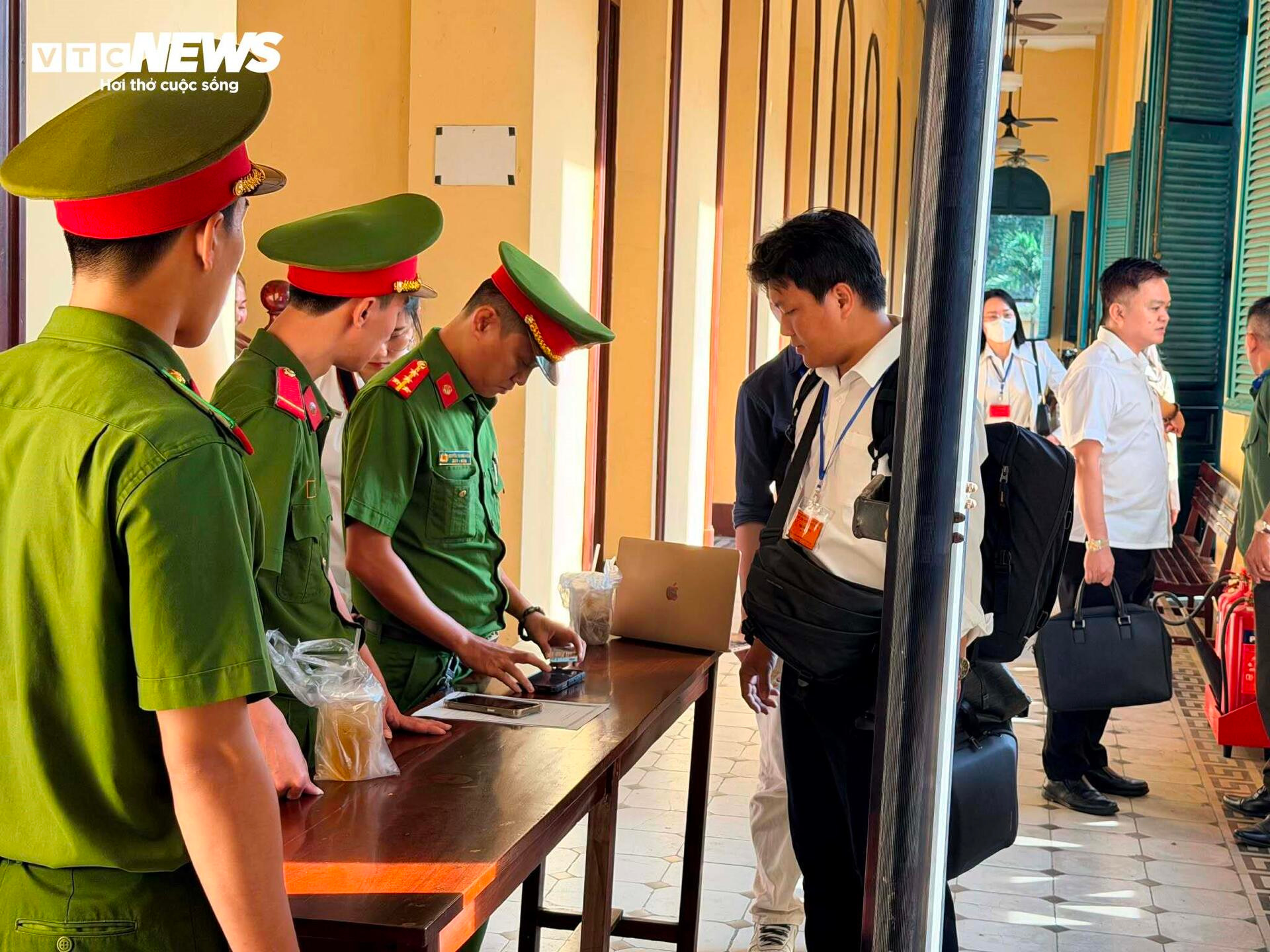 Hình ảnh Hoa hậu Thuỳ Tiên, Quang Linh Vlogs, Hằng Du Mục và đồng phạm tại tòa - 3