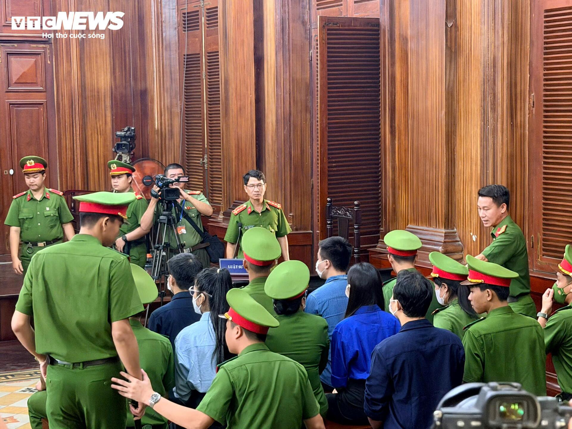 Hình ảnh Hoa hậu Thuỳ Tiên, Quang Linh Vlogs, Hằng Du Mục và đồng phạm tại tòa - 5