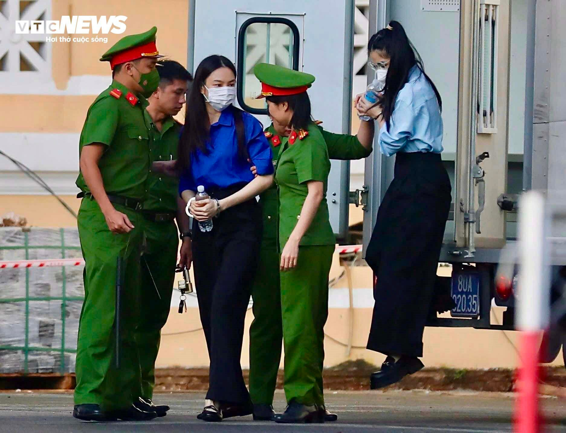 Hình ảnh Hoa hậu Thuỳ Tiên, Quang Linh Vlogs, Hằng Du Mục và đồng phạm tại tòa - 1